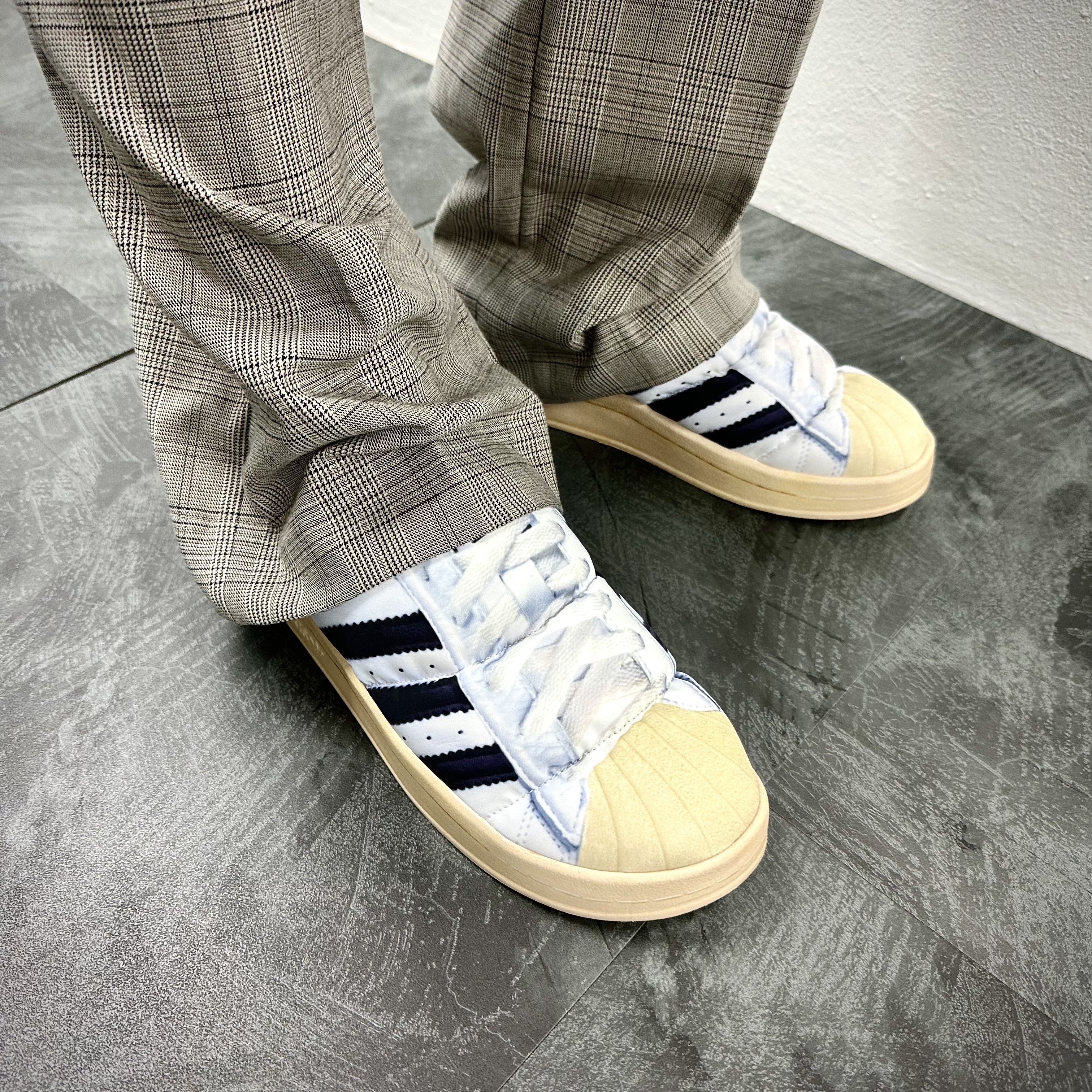 Adidas Puffylette Superstar Cloud White 착용 스타일