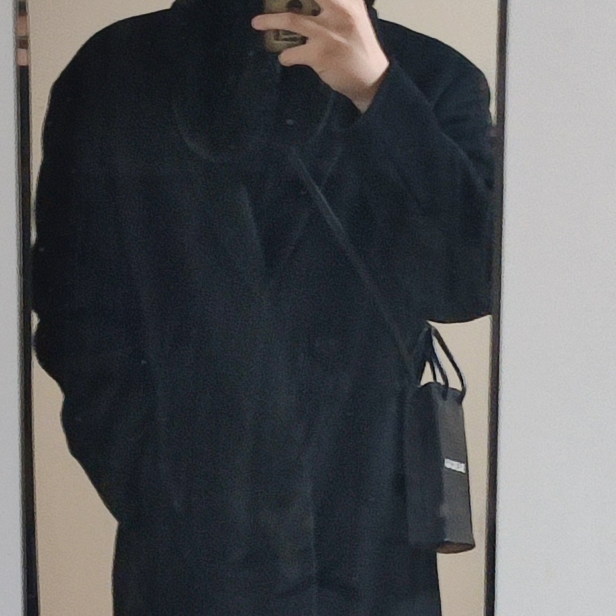 Balenciaga Mini Shopping Bag Phone Holder Black 착용 스타일