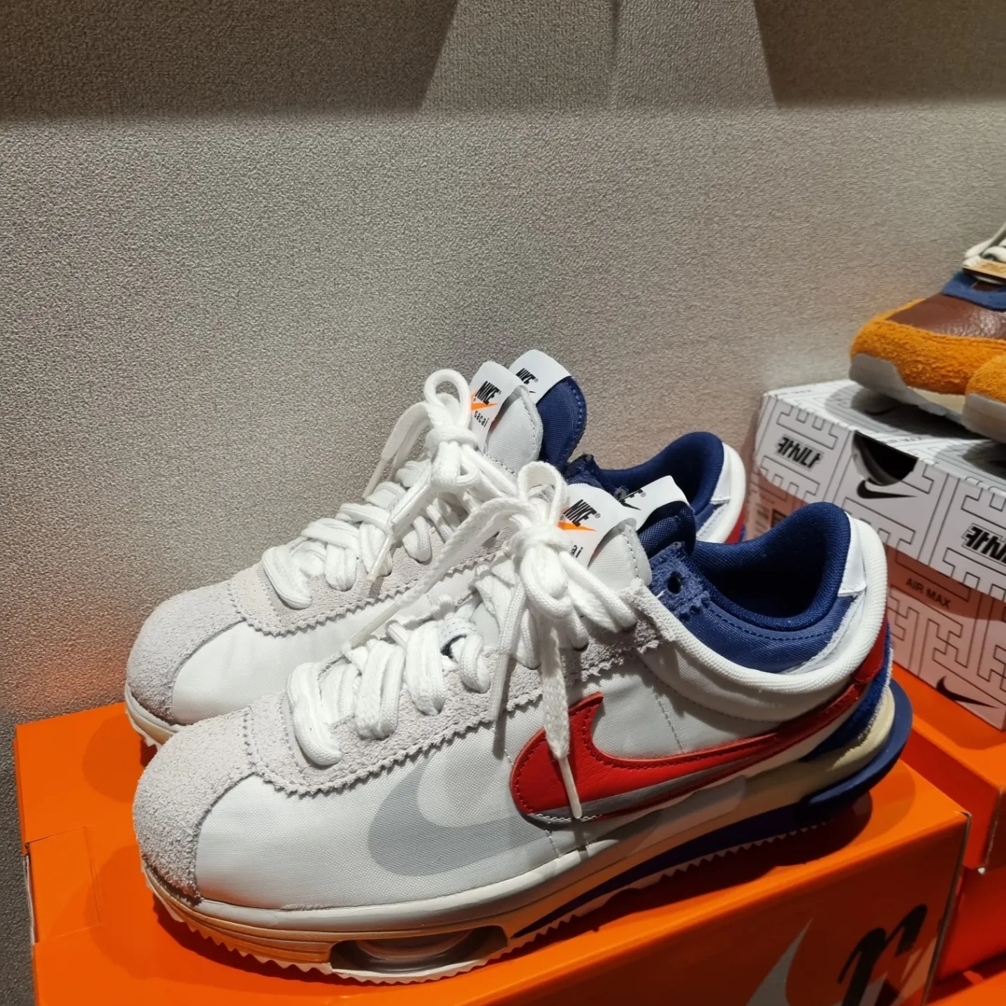 Nike x Sacai Zoom Cortez SP White and University Red 착용 스타일 - 2