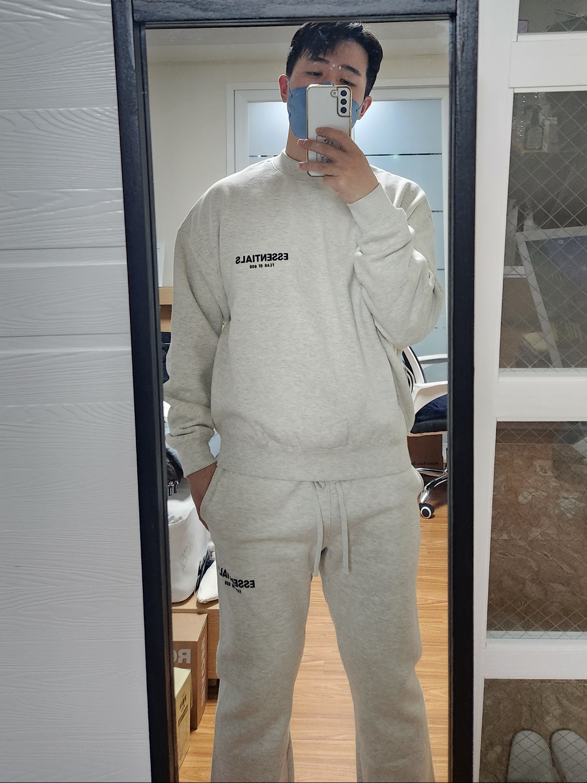 Essentials The Core Collection Crewneck Sweatshirt Light Oatmeal, Essentials The Core Collection Relaxed Sweatpants Light Oatmeal 착용 스타일 - 1