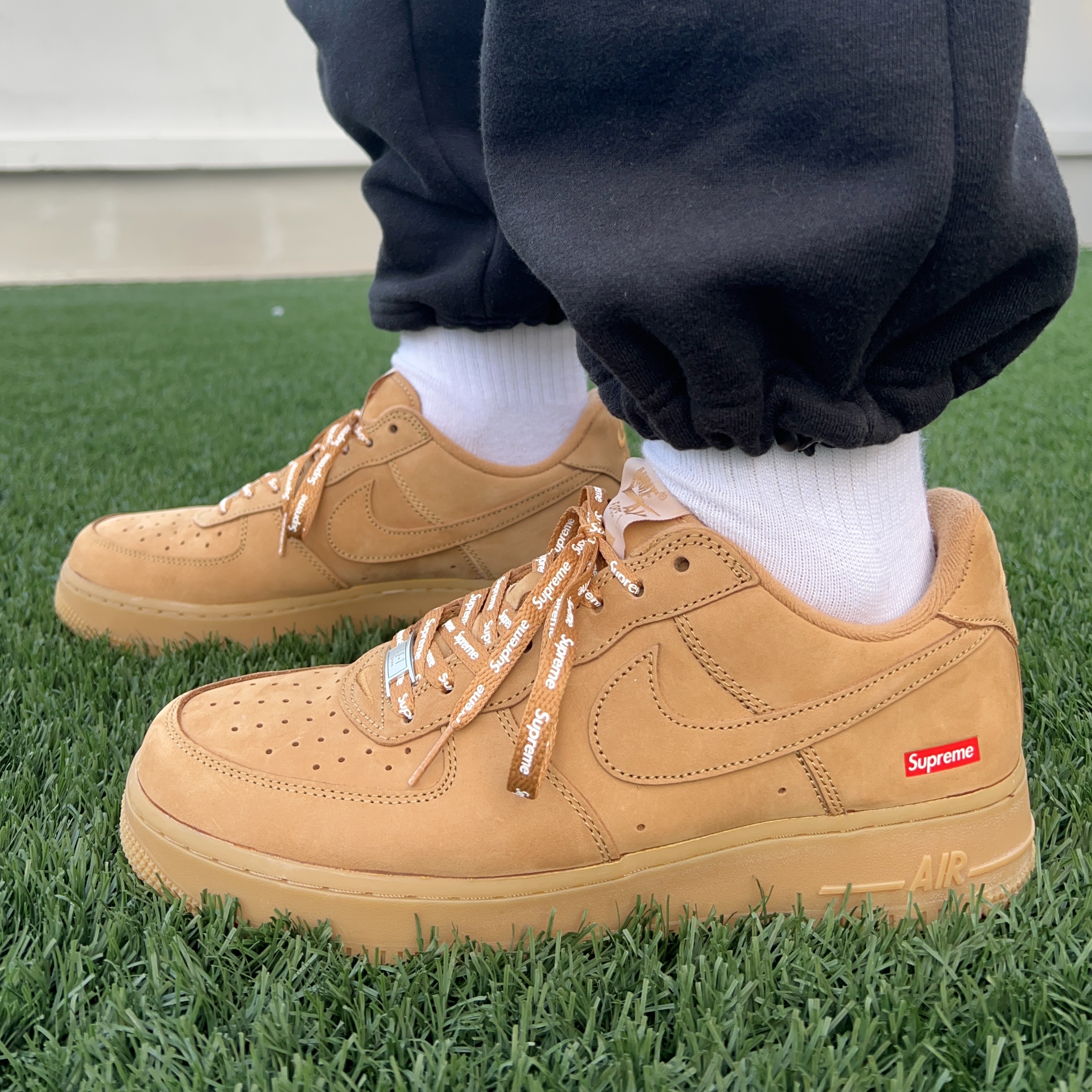 Nike x Supreme Air Force 1 Low Flax 착용 스타일