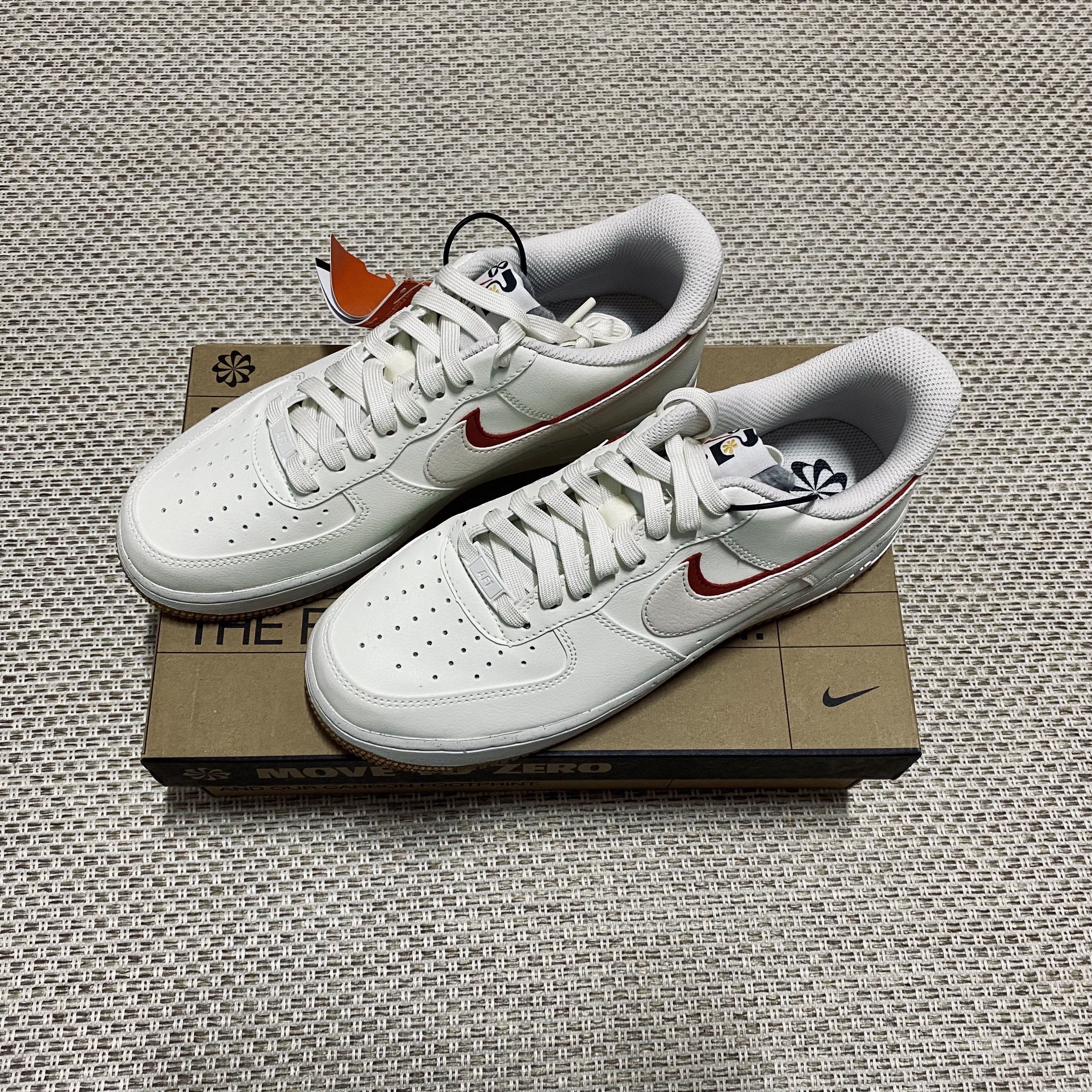 (W) Nike Air Force 1 '07 LX Sail Cinnabar 착용 스타일 - 2