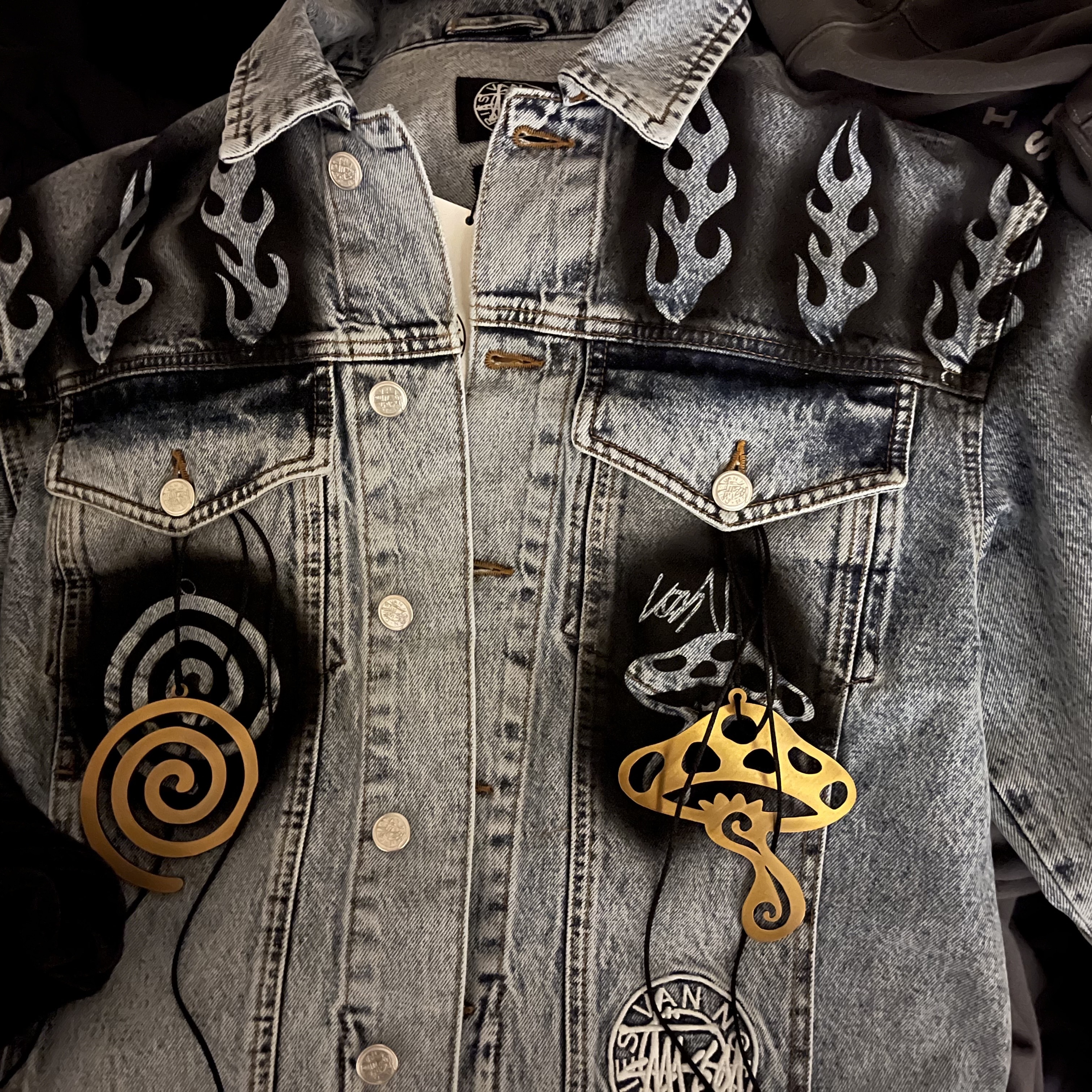 Stussy x Dries Van Noten Hand Stencilled Denim Jacket Washed Blue 착용 스타일