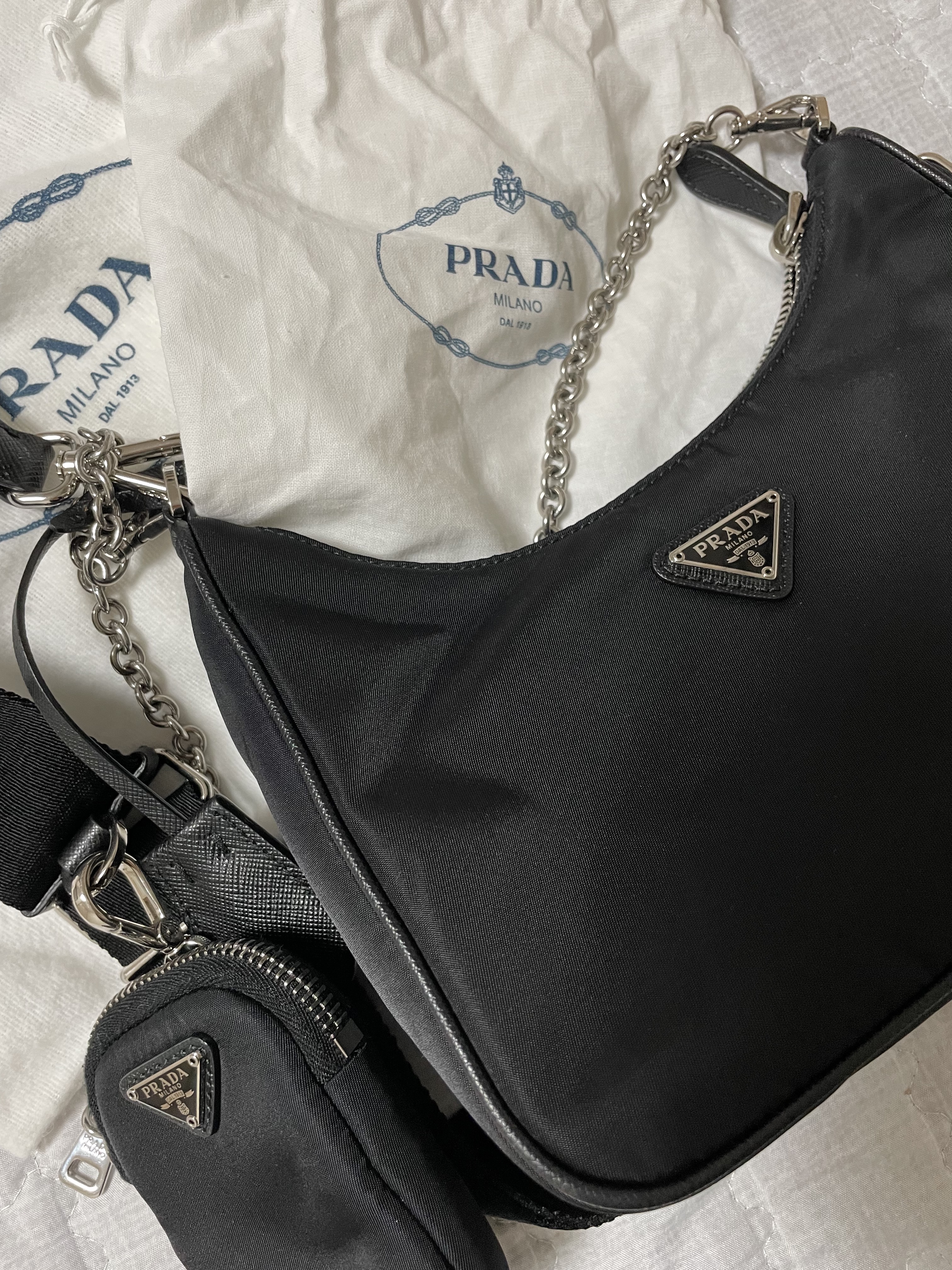 Prada Re-Edition 2005 Re-Nylon Shoulder Bag Black 착용 스타일