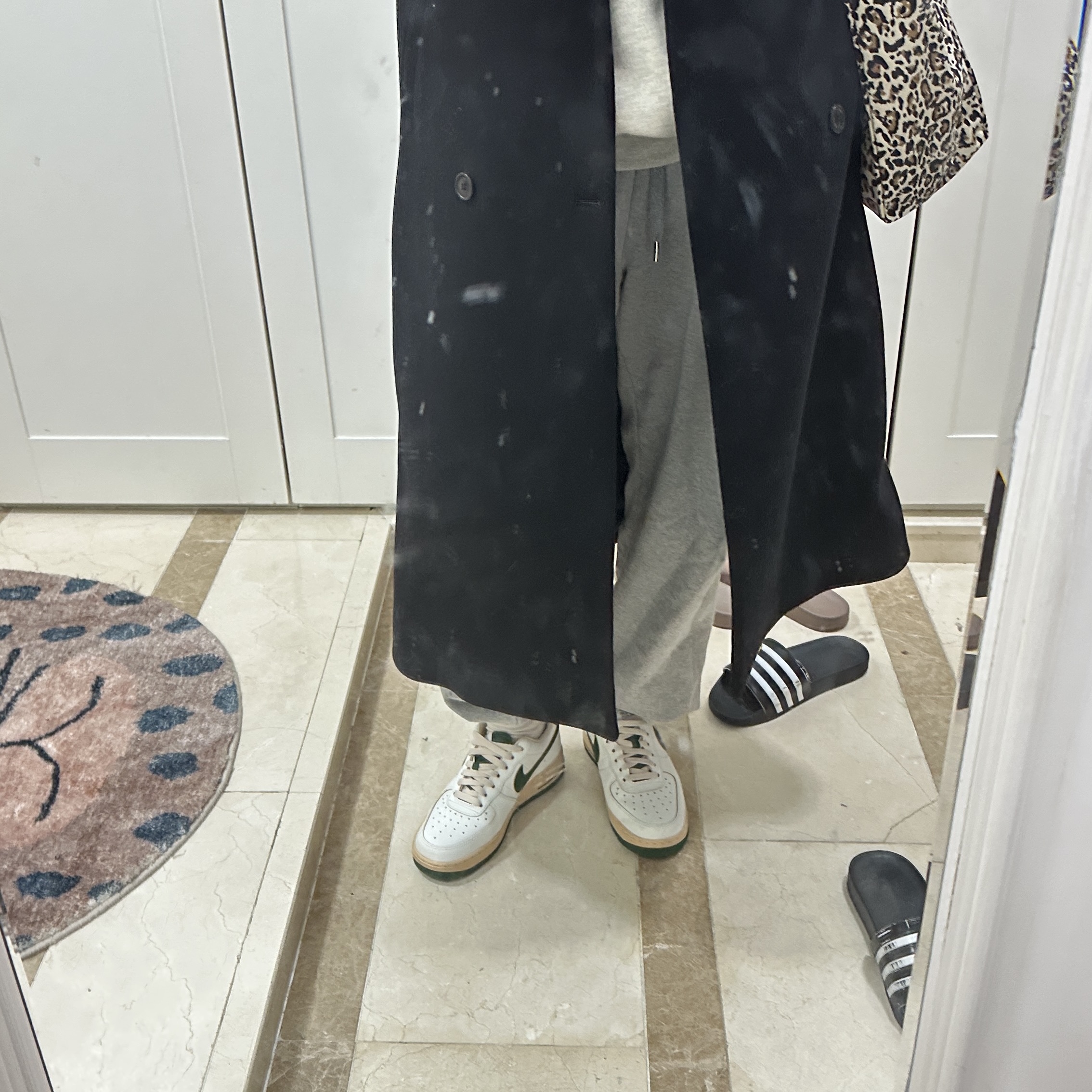 (W) Nike Air Force 1 Low Gorge Green, Zara x Ader Error Oversized Wool Coat Black 착용 스타일 - 3