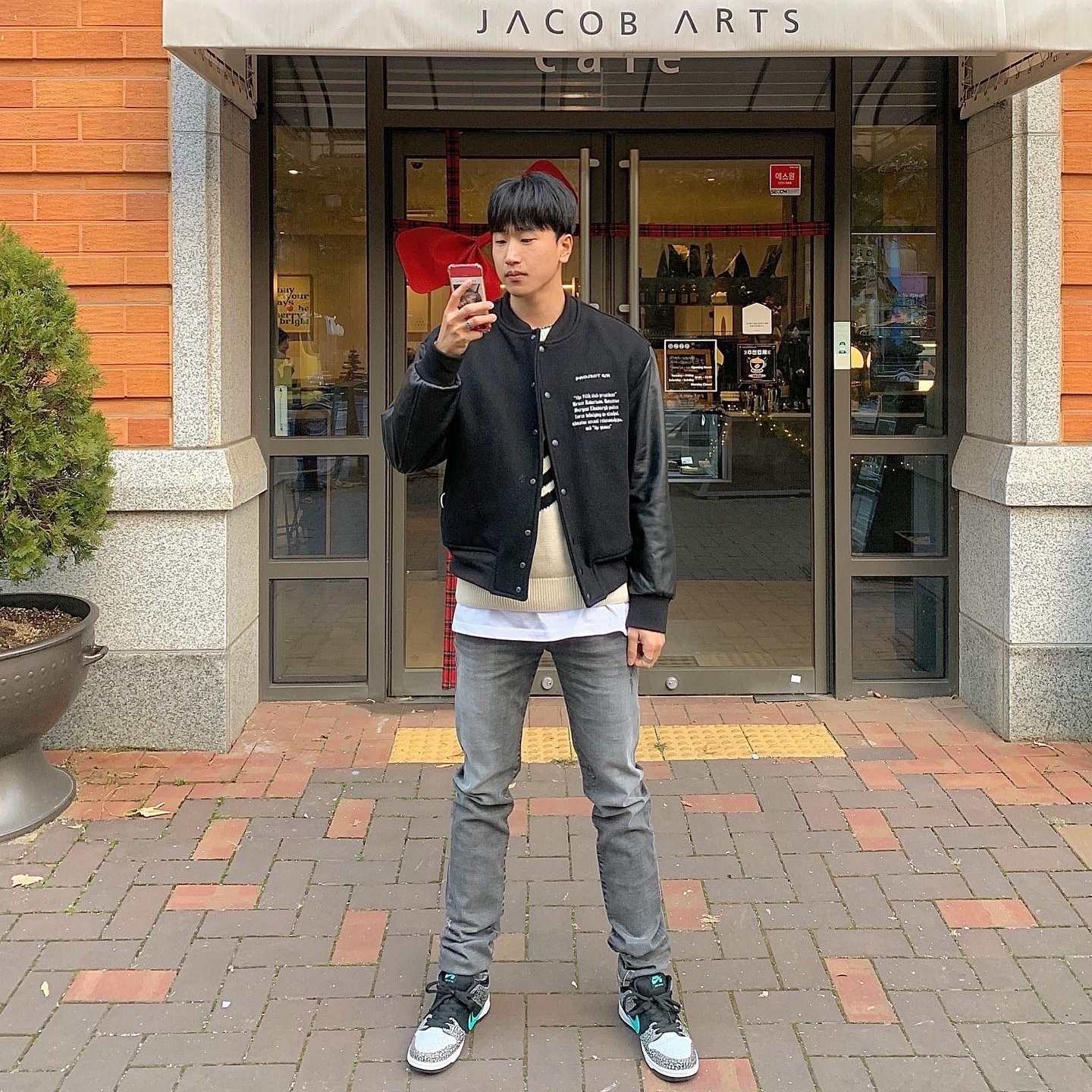 Stussy Curly S Sweater Natural, Undermycar Legion.03 Slim Fit Blue Stitch Washed Jeans Washed Gray 착용 스타일 - 1