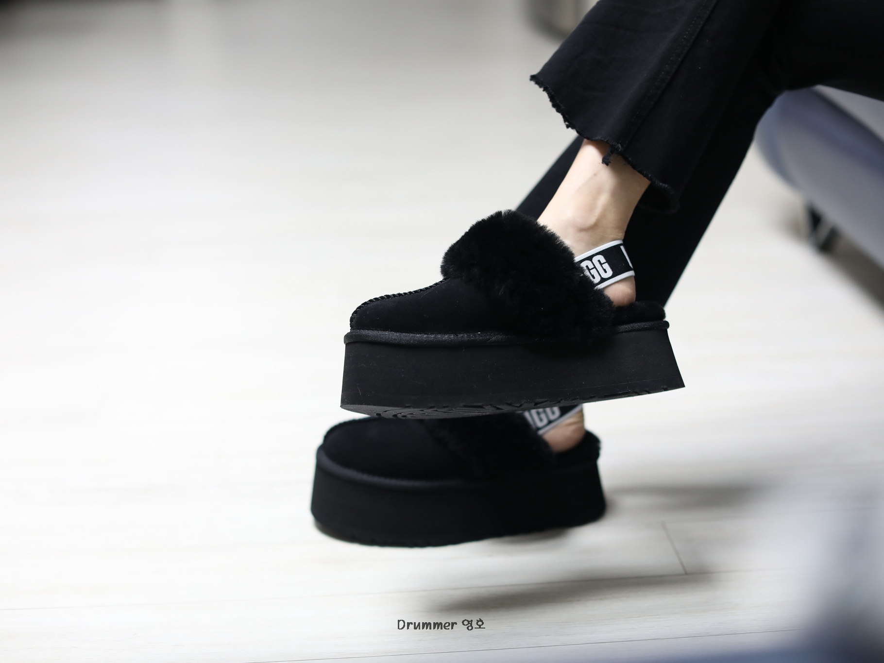 (W) UGG Funkette Slides Black 착용 스타일