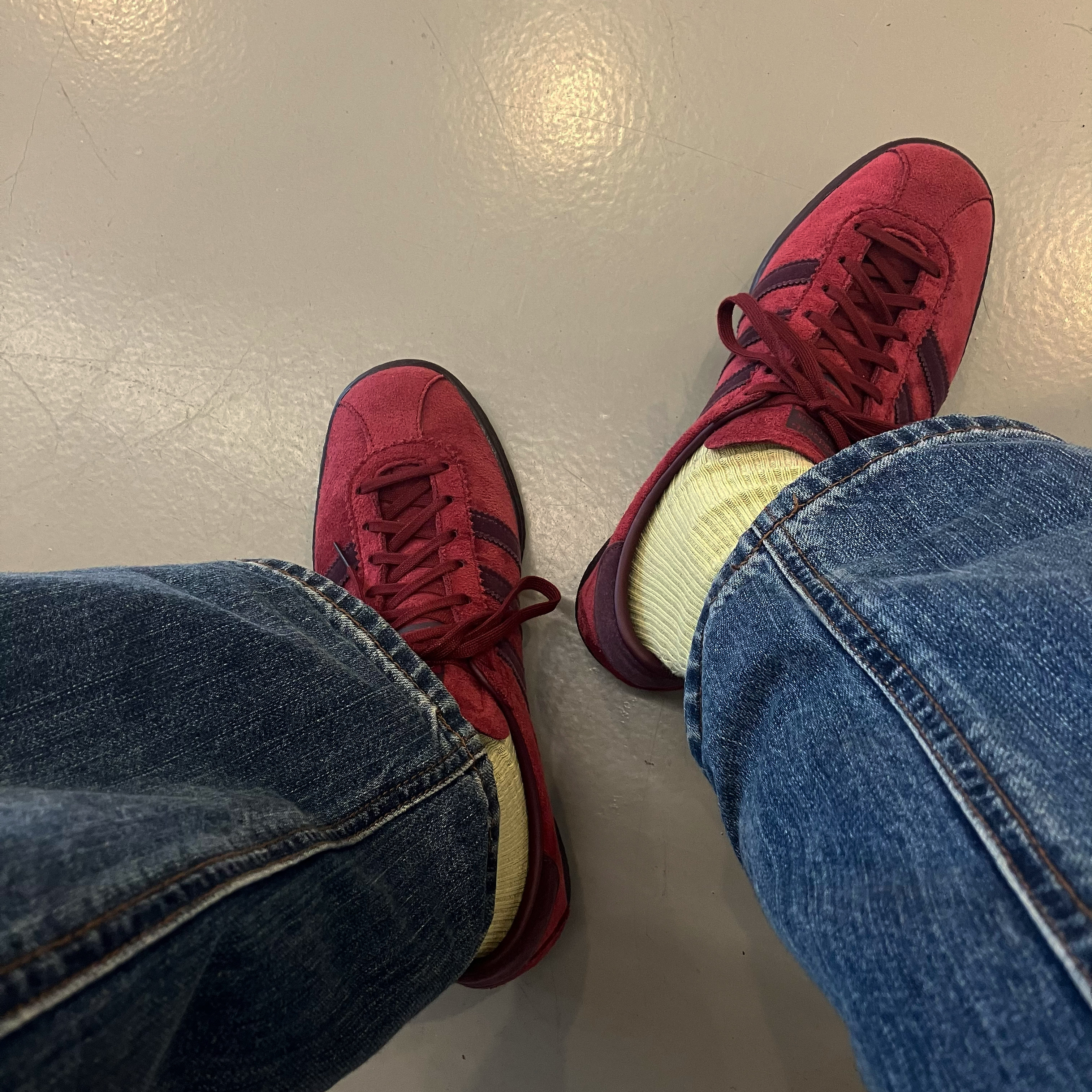 Adidas Tobacco Gruen Collegiate Burgundy 착용 스타일
