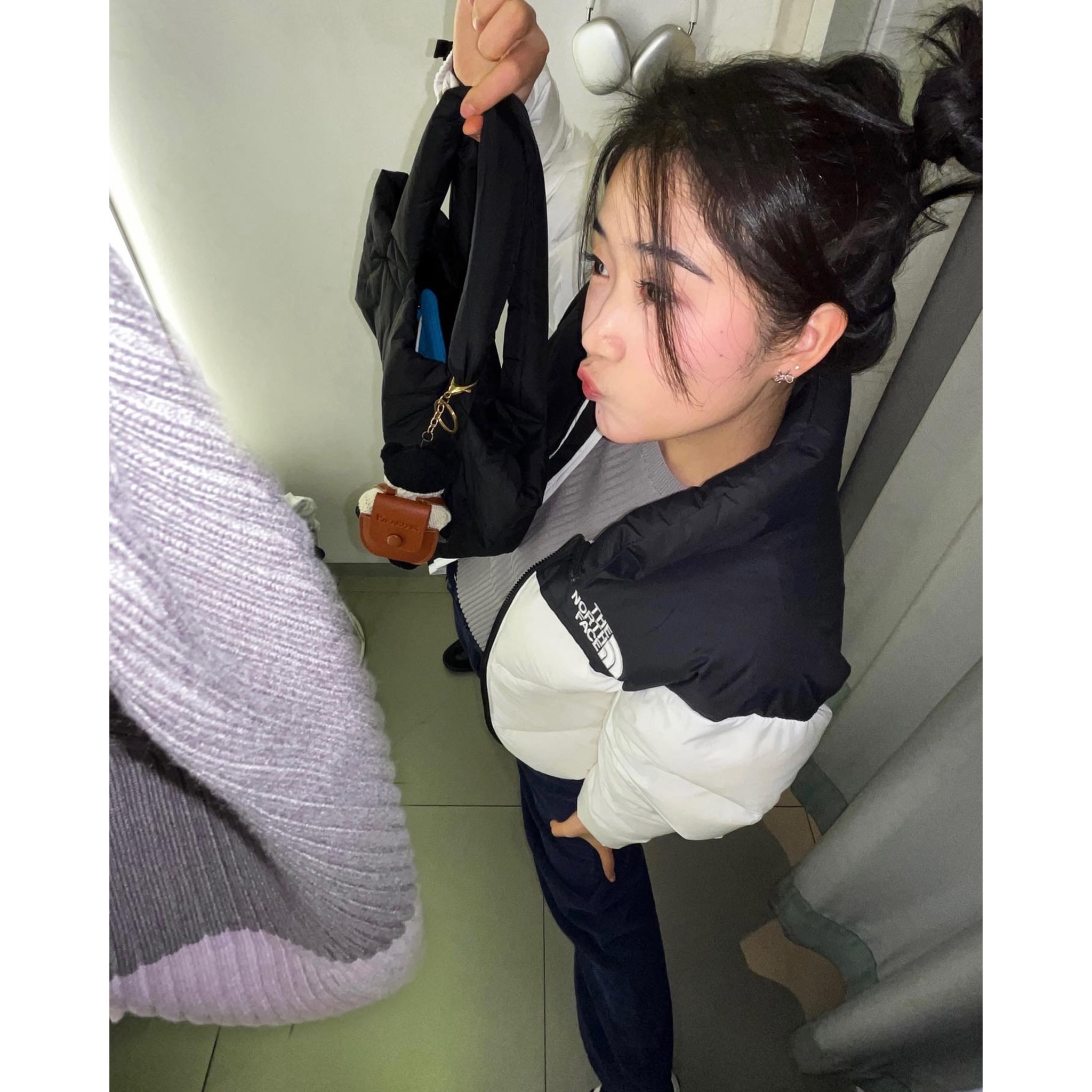 Apple AirPods Max Lightning Silver (Korean Ver.), The North Face 1996 Eco Nuptse Jacket White 착용 스타일 - 3