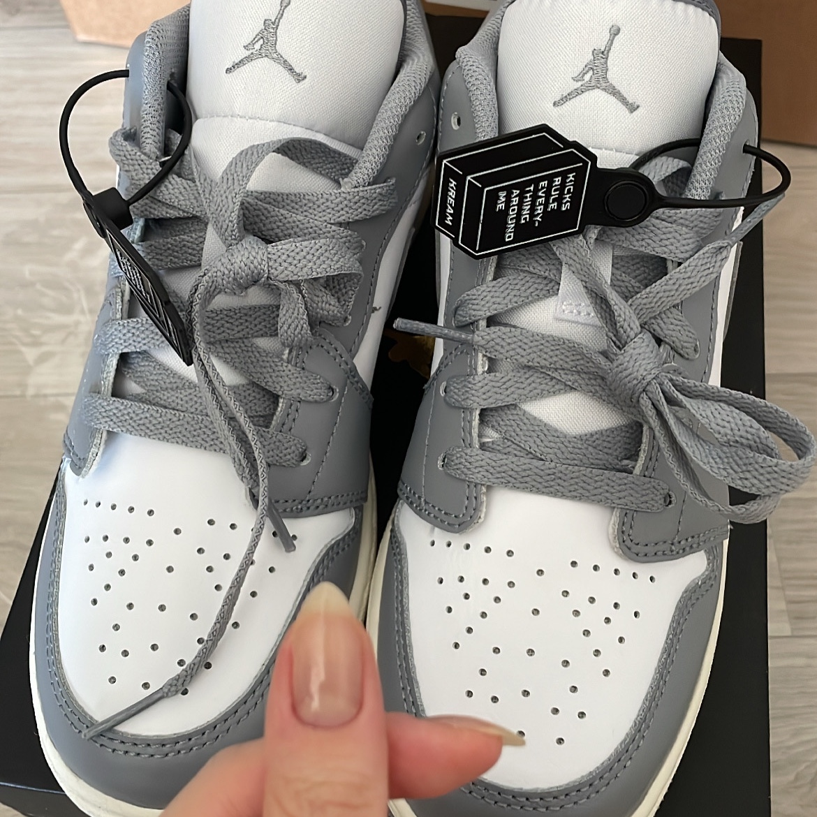 (GS) Jordan 1 Low Stealth and White 착용 스타일 - 2