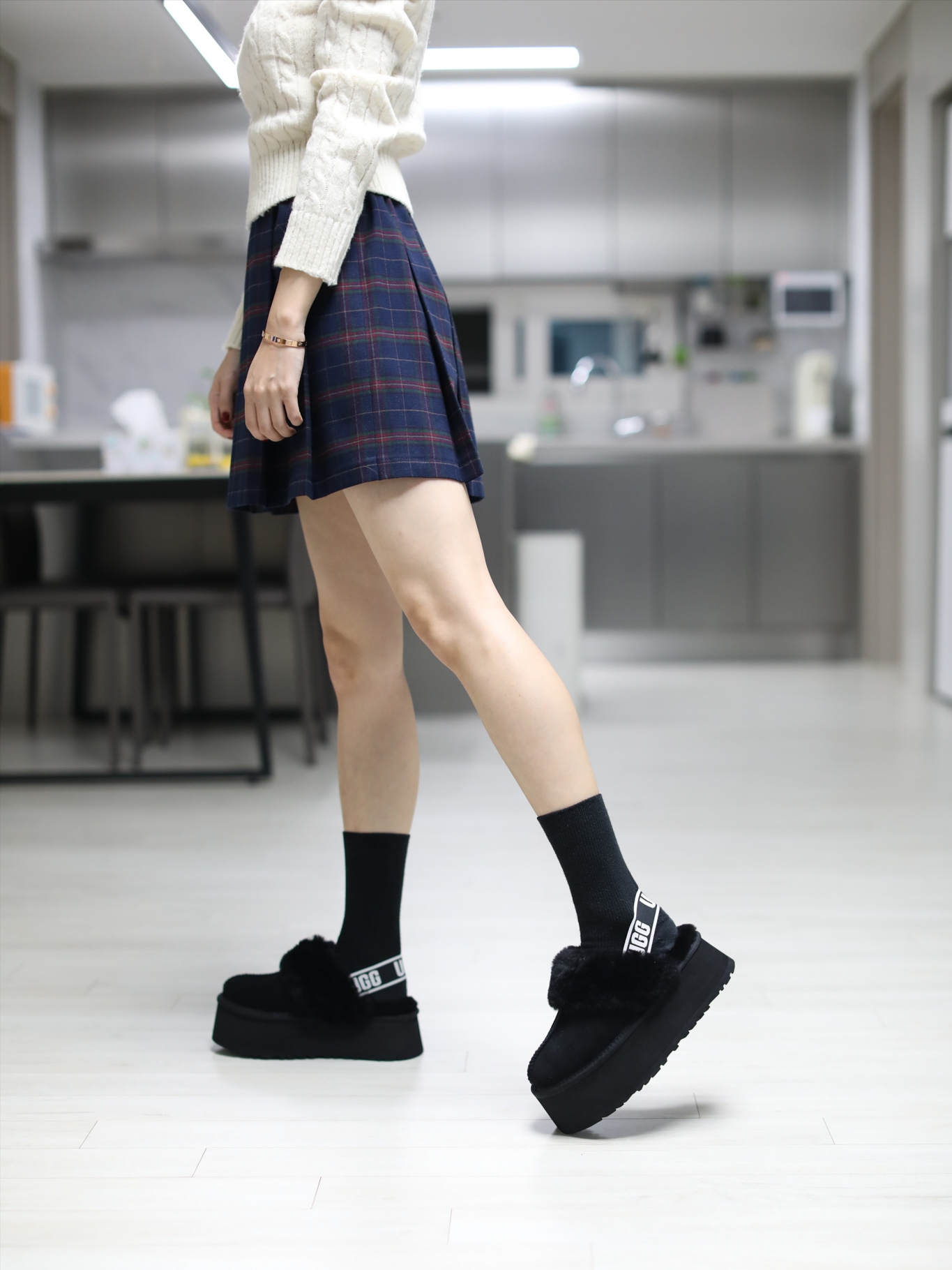 (W) UGG Funkette Slides Black 착용 스타일