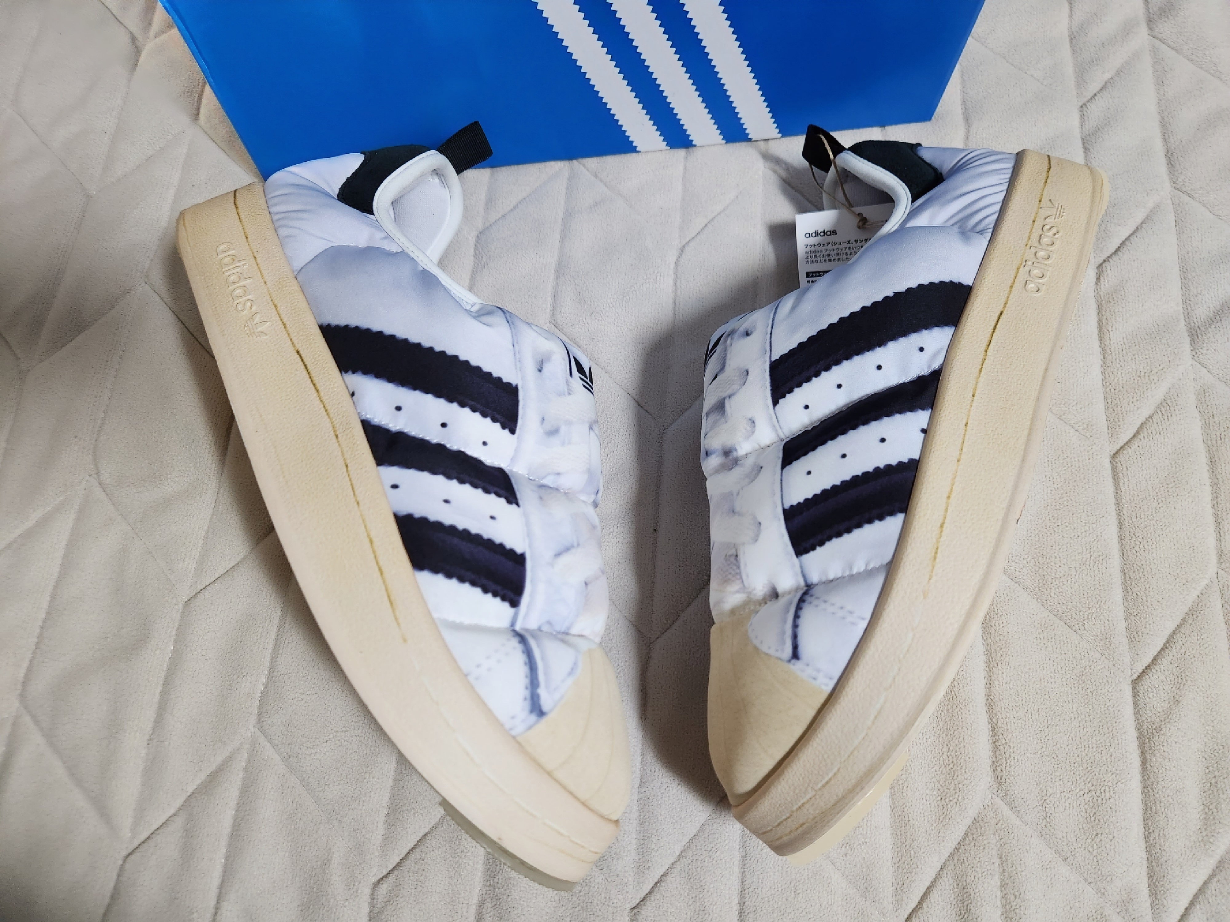 Adidas Puffylette Superstar Cloud White 착용 스타일 - 2