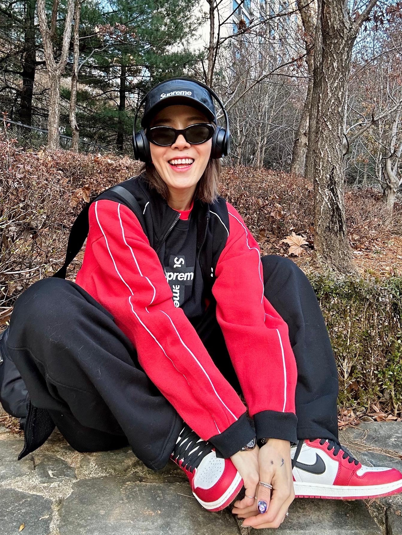 Jordan 1 Retro High OG Chicago 2022, Prada Re-Nylon and Saffiano Leather Shoulder Bag Black 착용 스타일 - 4