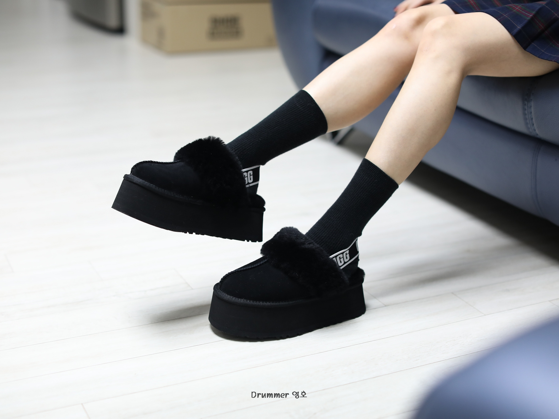 (W) UGG Funkette Slides Black 착용 스타일