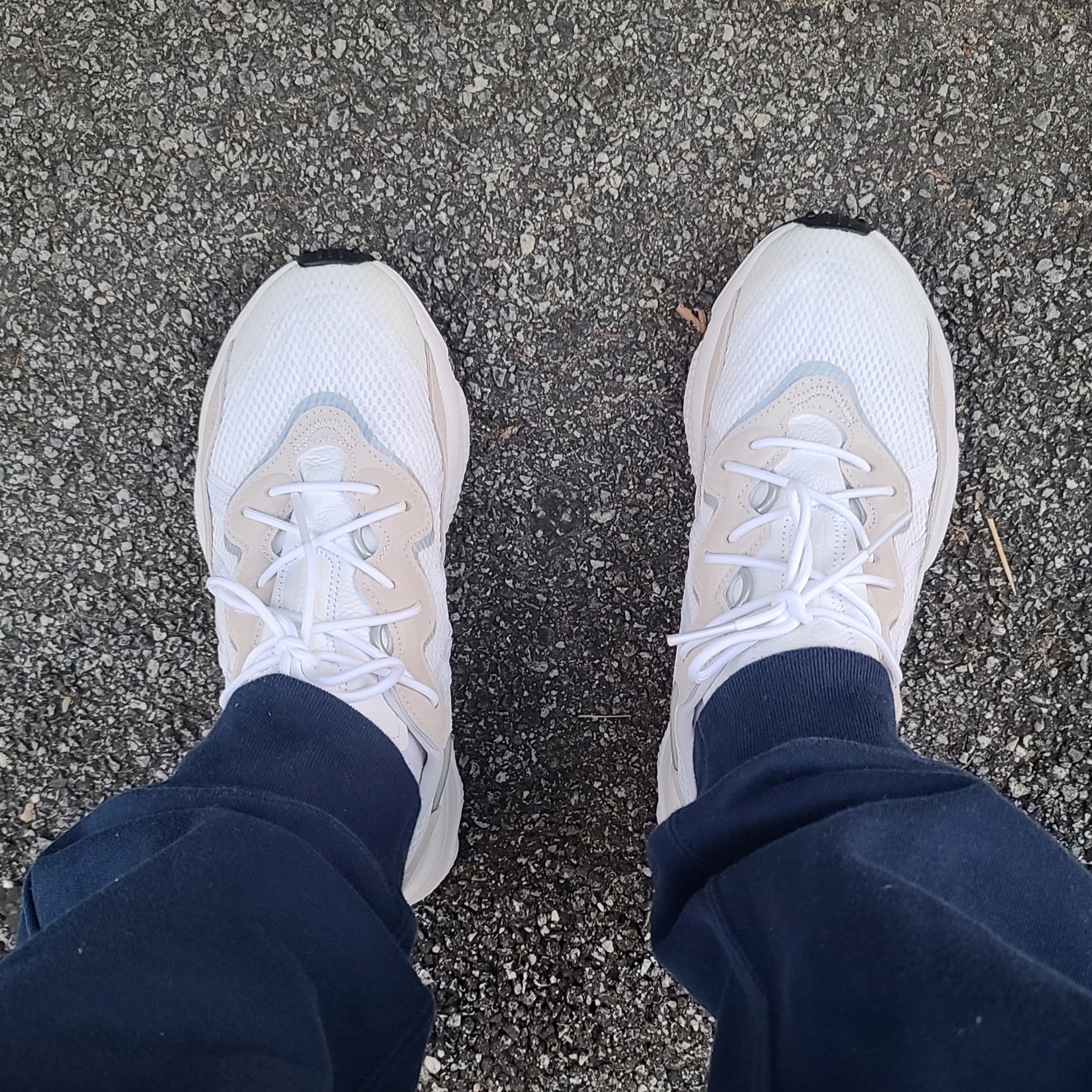 Adidas Ozweego Cloud White 착용 스타일