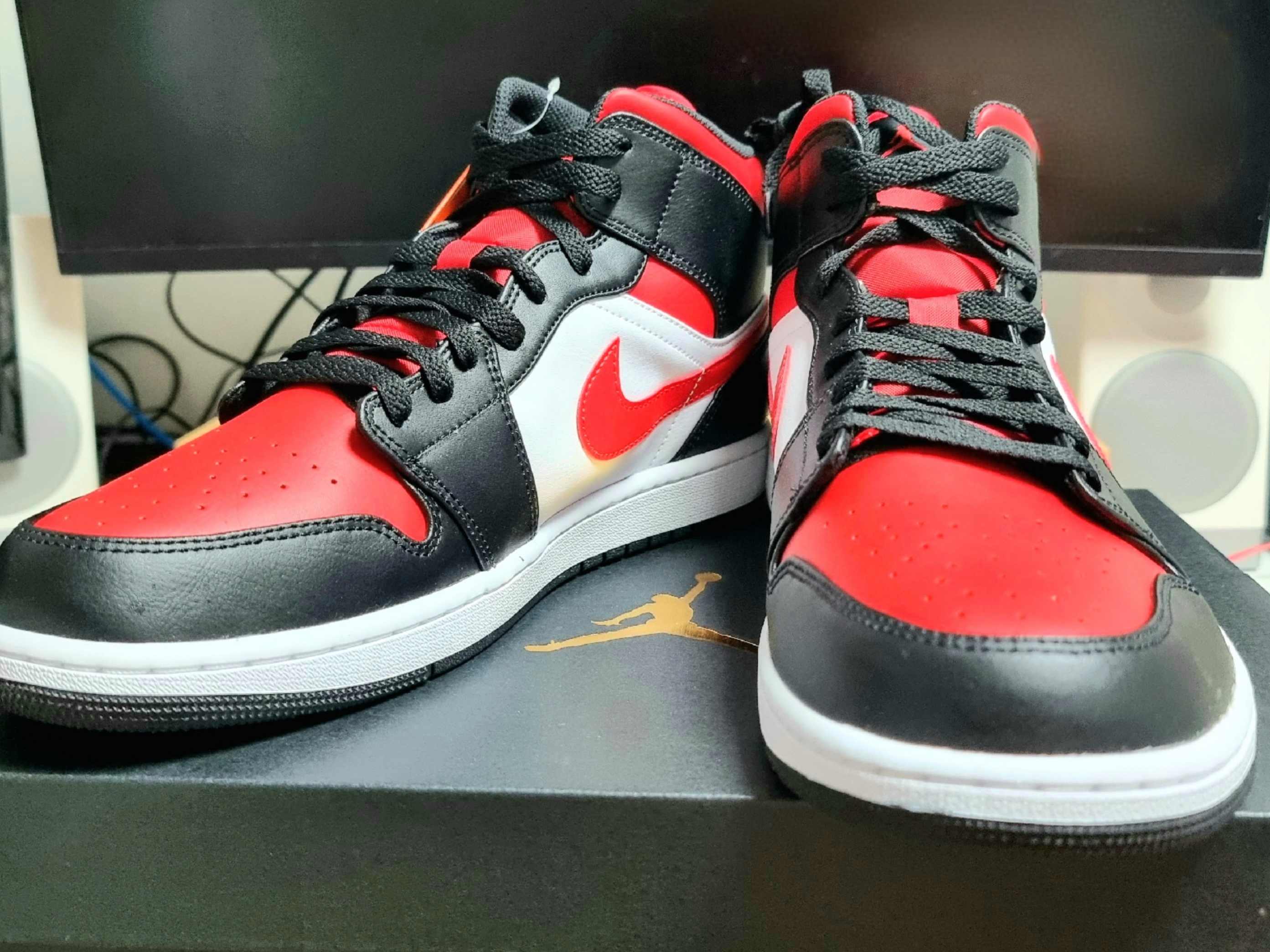 Jordan 1 Mid Black Fire Red 착용 스타일