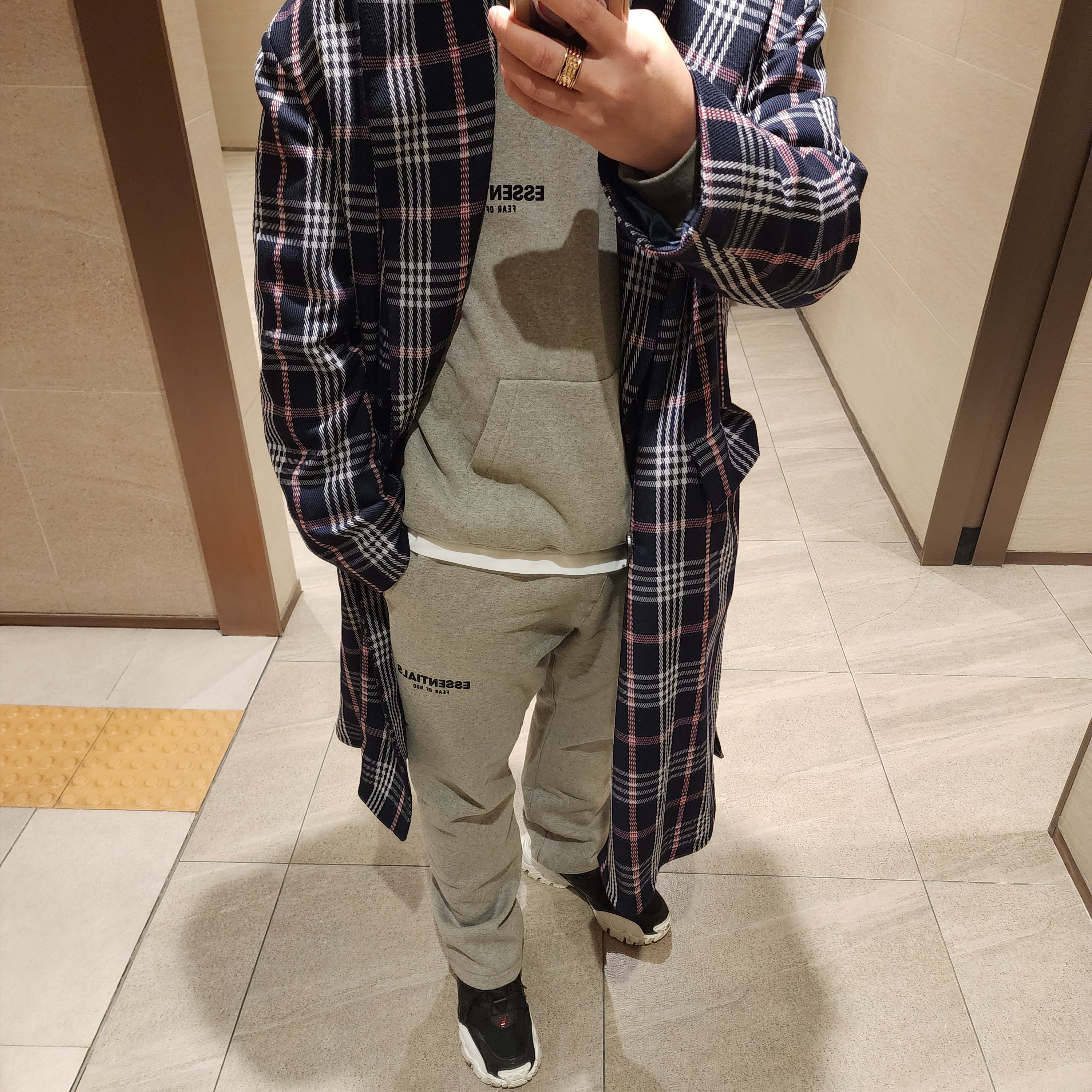 Essentials The Core Collection Hoodie Dark Oatmeal, Essentials The Core Collection Relaxed Sweatpants Dark Oatmeal 착용 스타일
