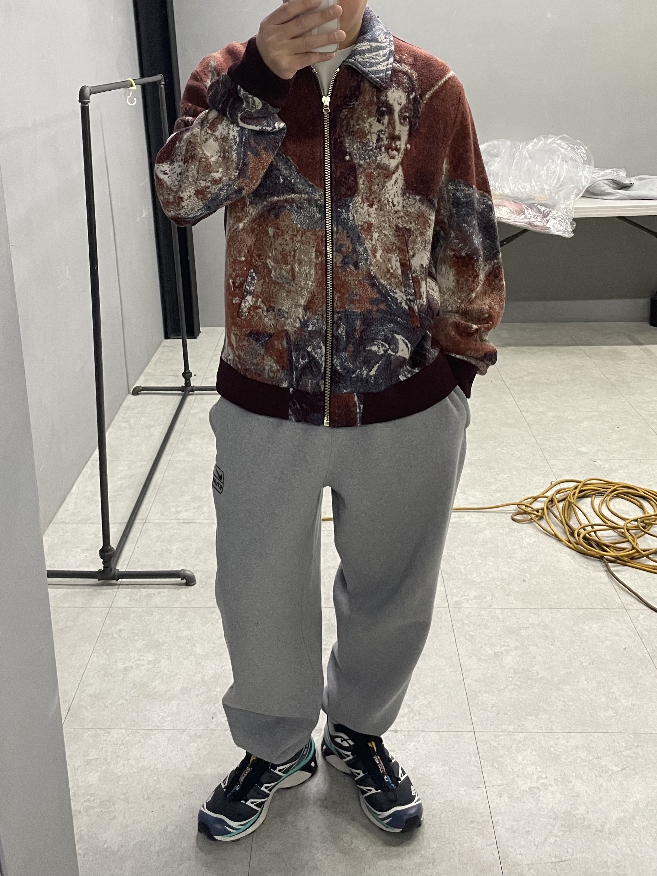 Nike x Stussy NRG RA Fleece Pants Dark Grey Heather (DJ9490-063), Salomon XT-6 ADV Ebony Vanila Ice 착용 스타일