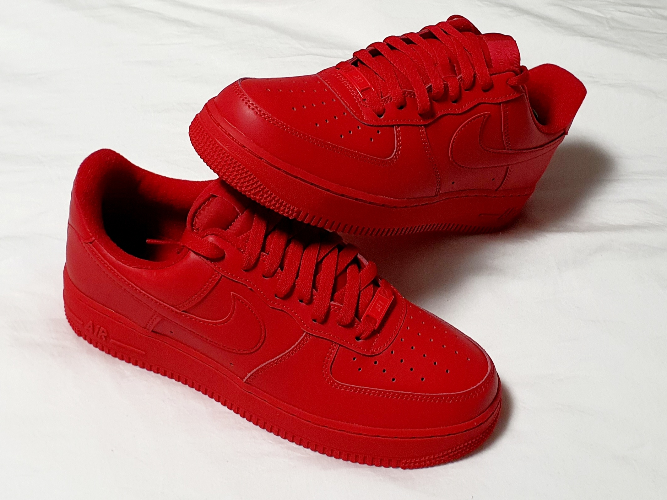 Nike Air Force 1 '07 LV8 Low 1 Triple Red 착용 스타일 - 2