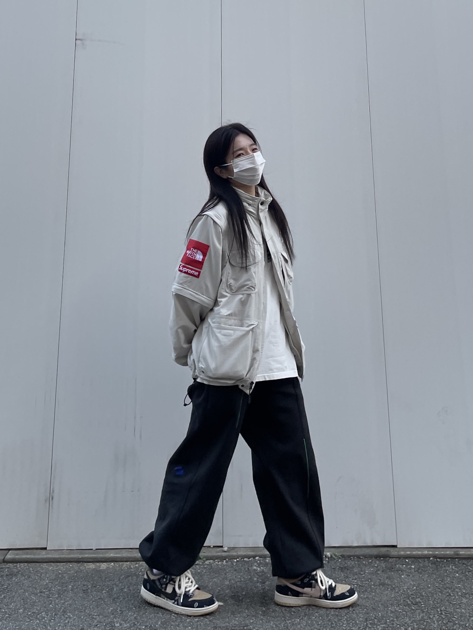 Supreme x The North Face Trekking Convertible Jacket Stone - 22SS, Zara x Ader Error Jogger Pants Dark Anthracite Grey 착용 스타일 - 3
