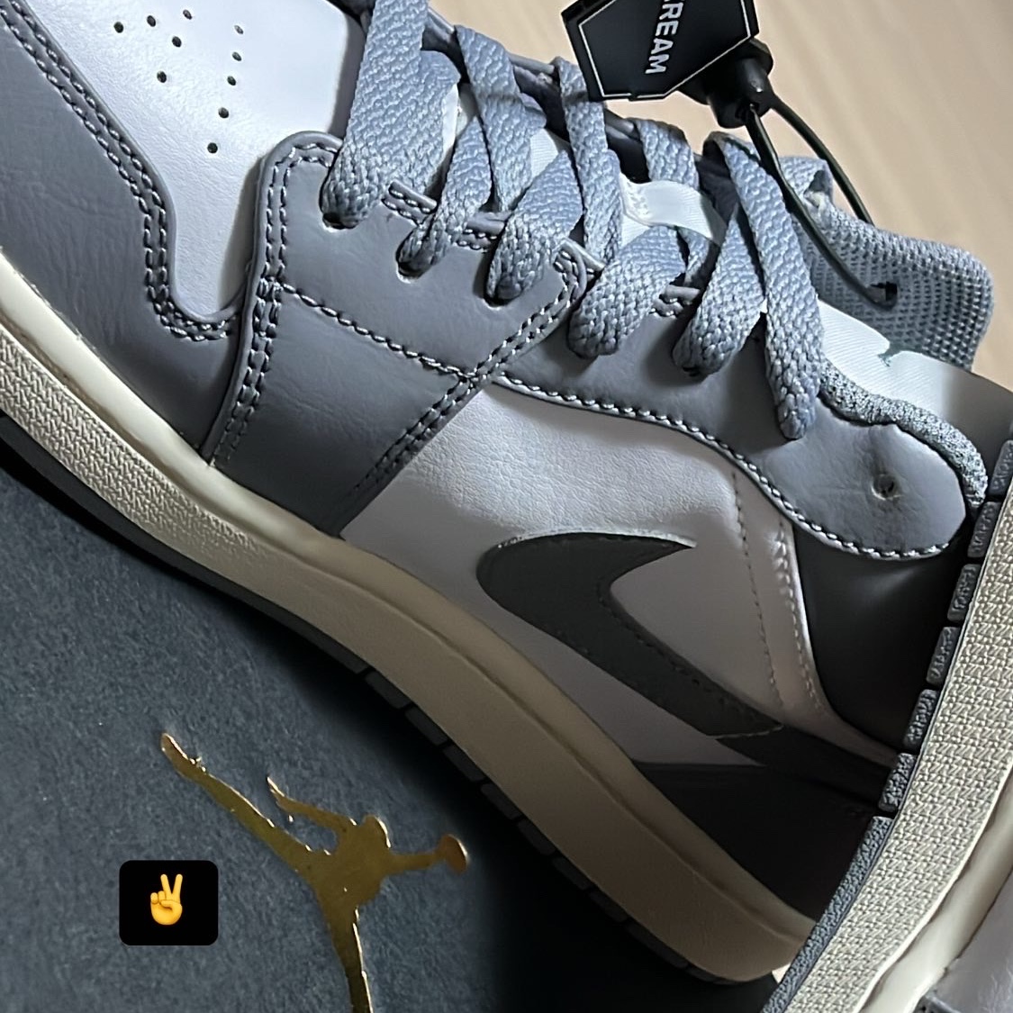 Jordan 1 Low Stealth and White 착용 스타일