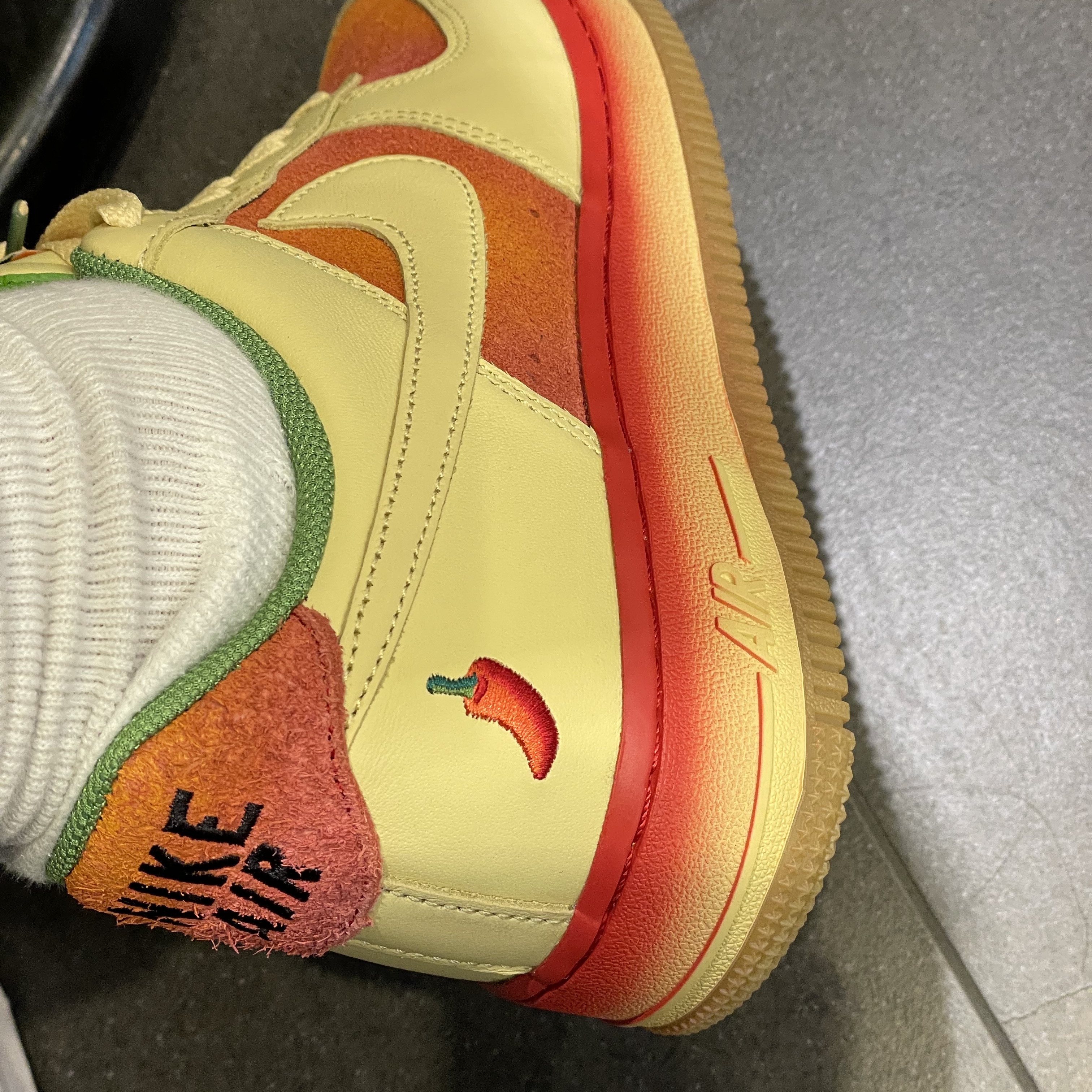 Nike Air Force 1 '07 Lemon Wash University Red 착용 스타일