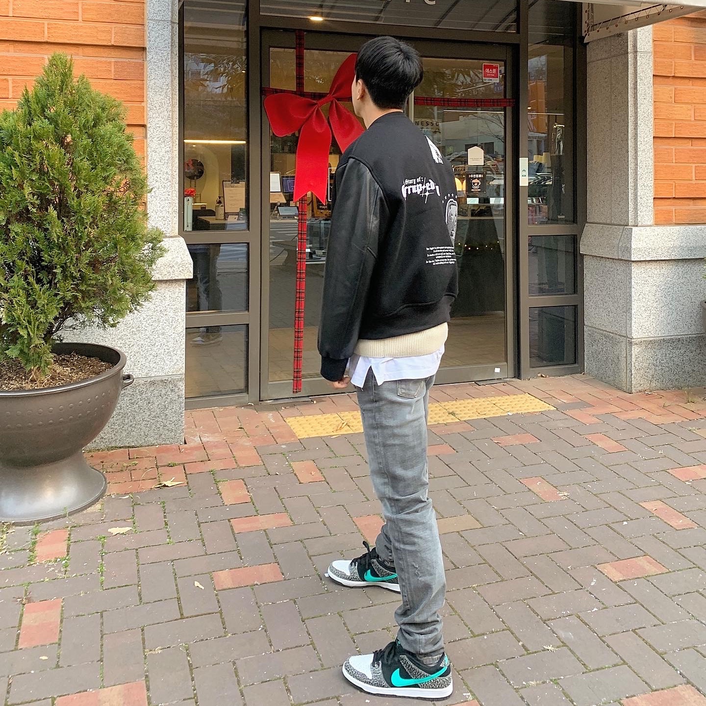 Stussy Curly S Sweater Natural, Undermycar Legion.03 Slim Fit Blue Stitch Washed Jeans Washed Gray 착용 스타일 - 3