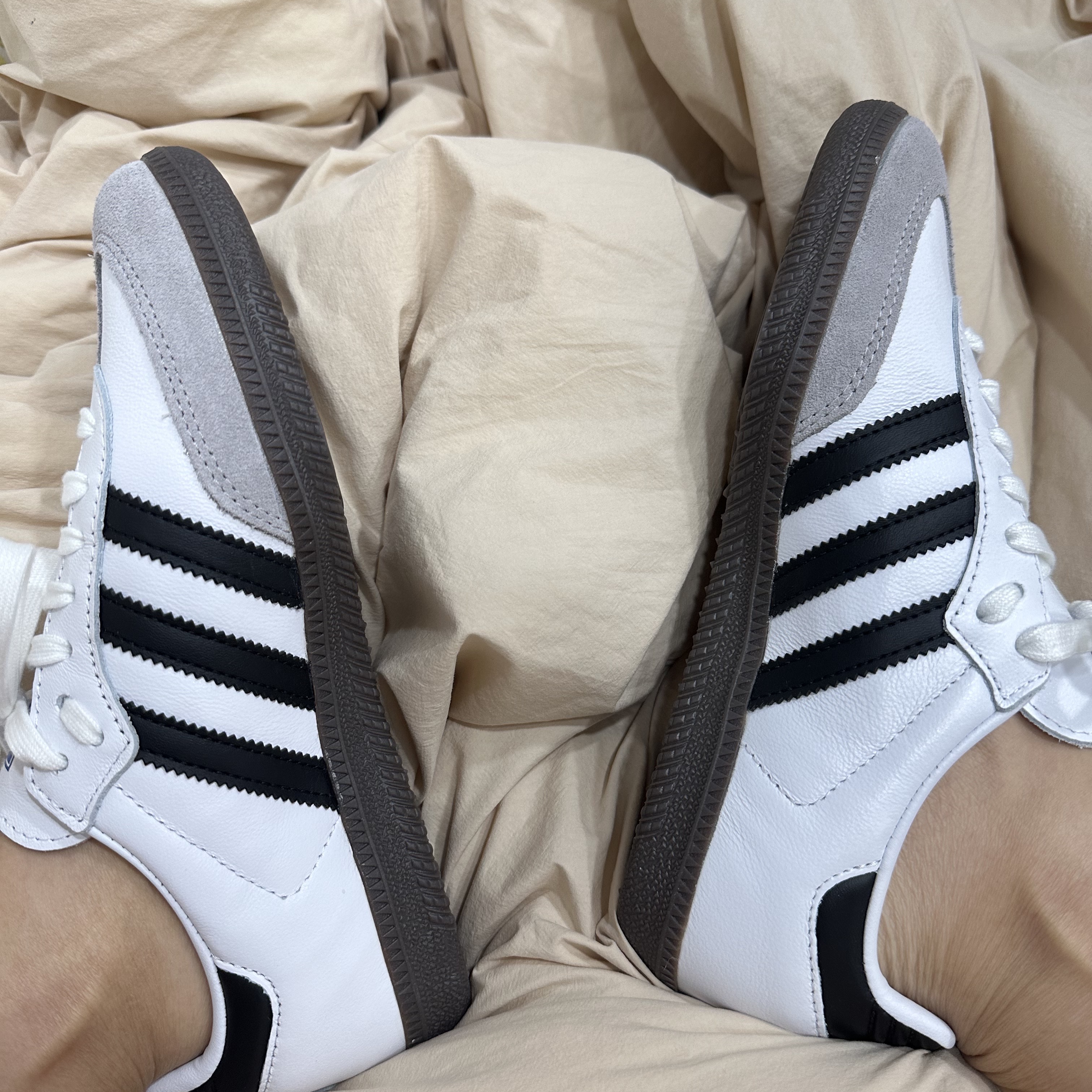 Adidas Samba OG Cloud White 착용 스타일 - 2