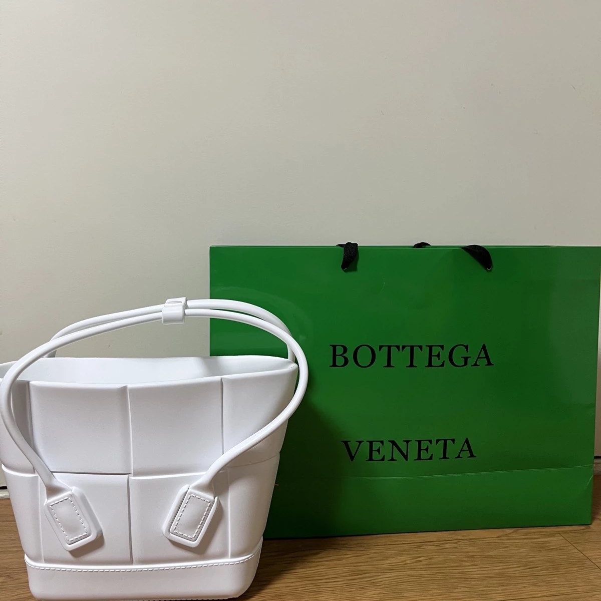 Bottega Veneta Arco Rubber Mini Shopping Bag Chalk 착용 스타일