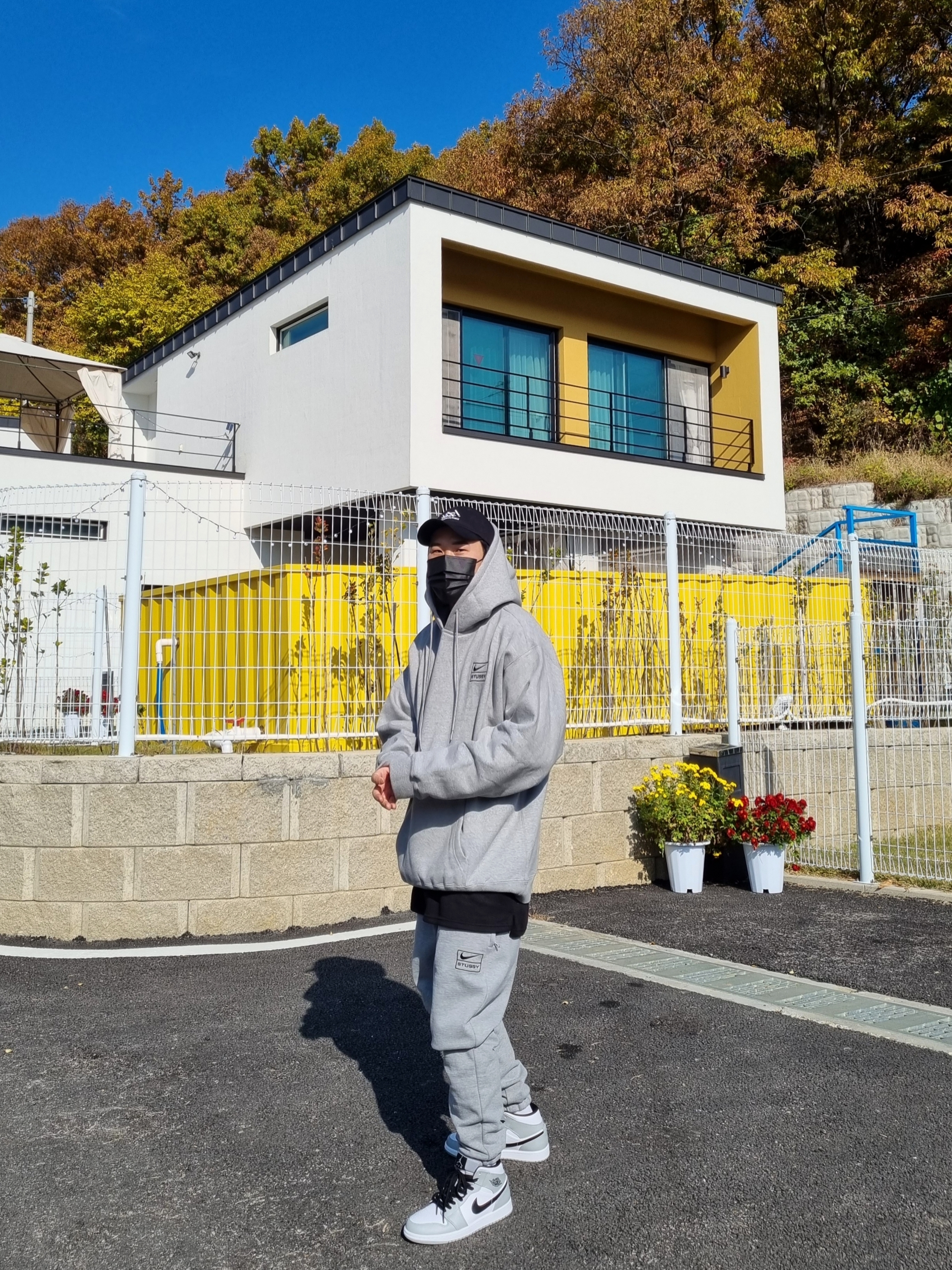 Nike x Stussy NRG RA Pullover Hoodie Dark Grey Heather (DJ9488-063), Nike x Stussy NRG RA Fleece Pants Dark Grey Heather (DJ9490-063) 착용 스타일