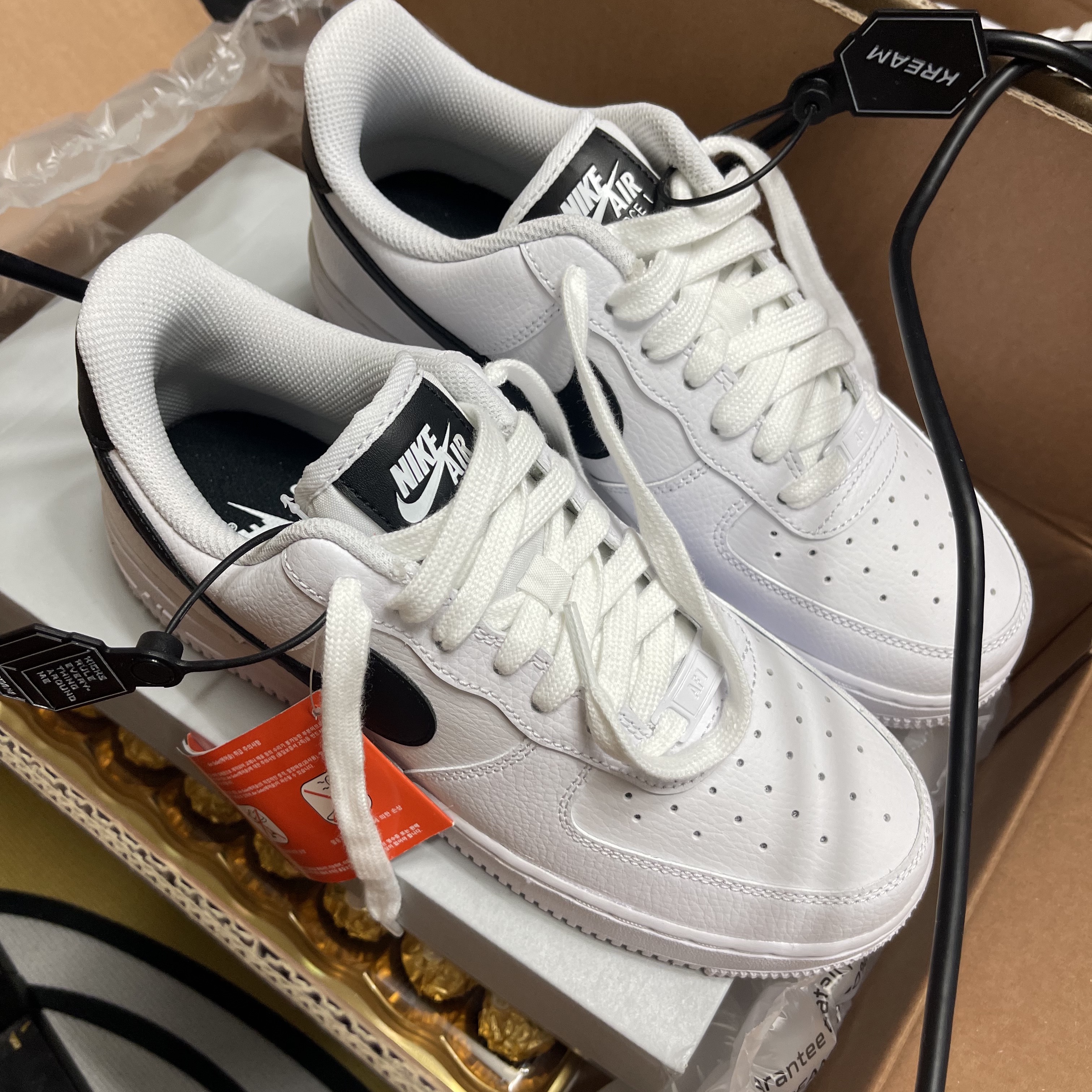 (W) Nike Air Force 1 '07 White Black 착용 스타일 - 1