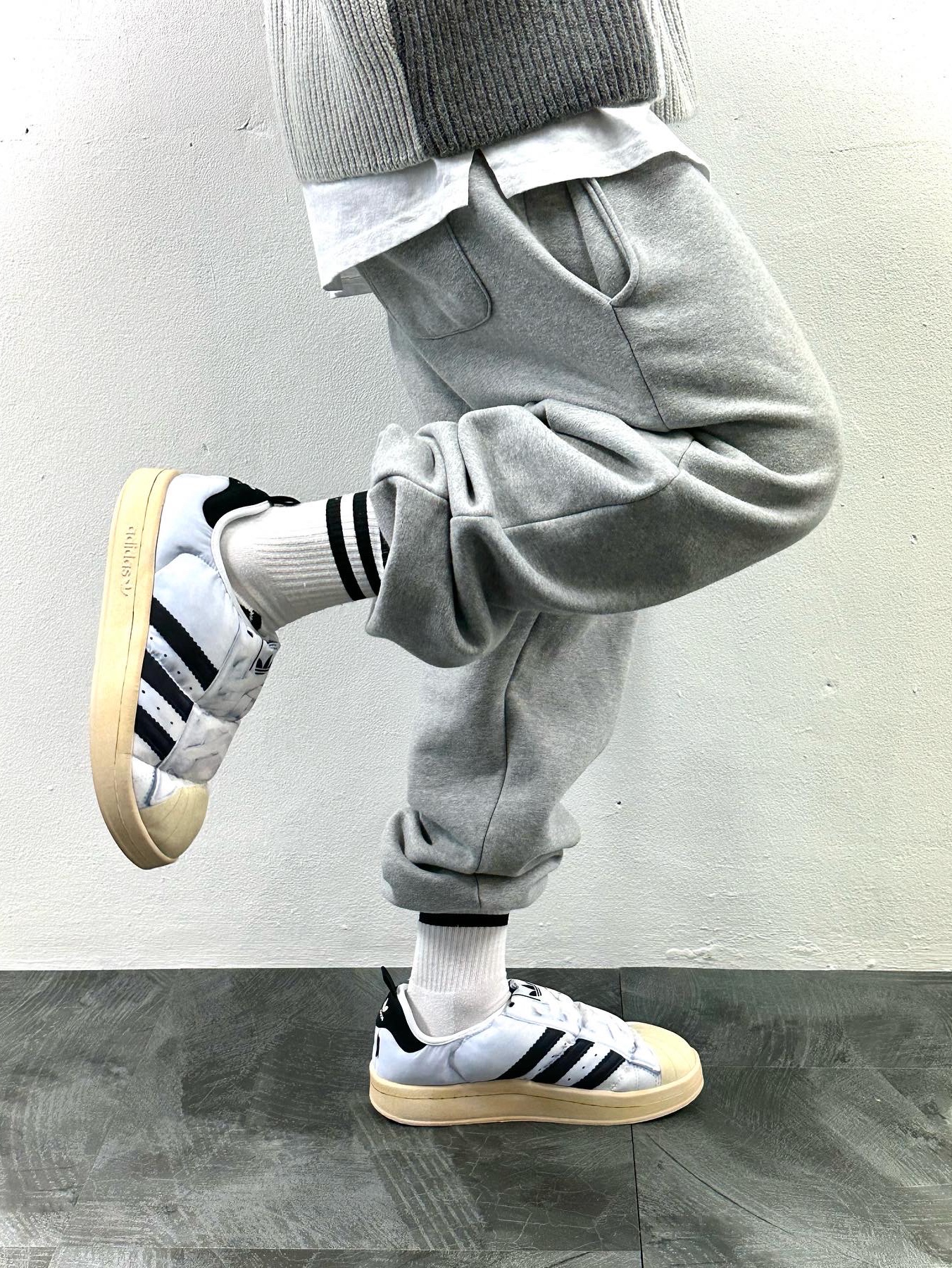 Adidas Puffylette Superstar Cloud White 착용 스타일