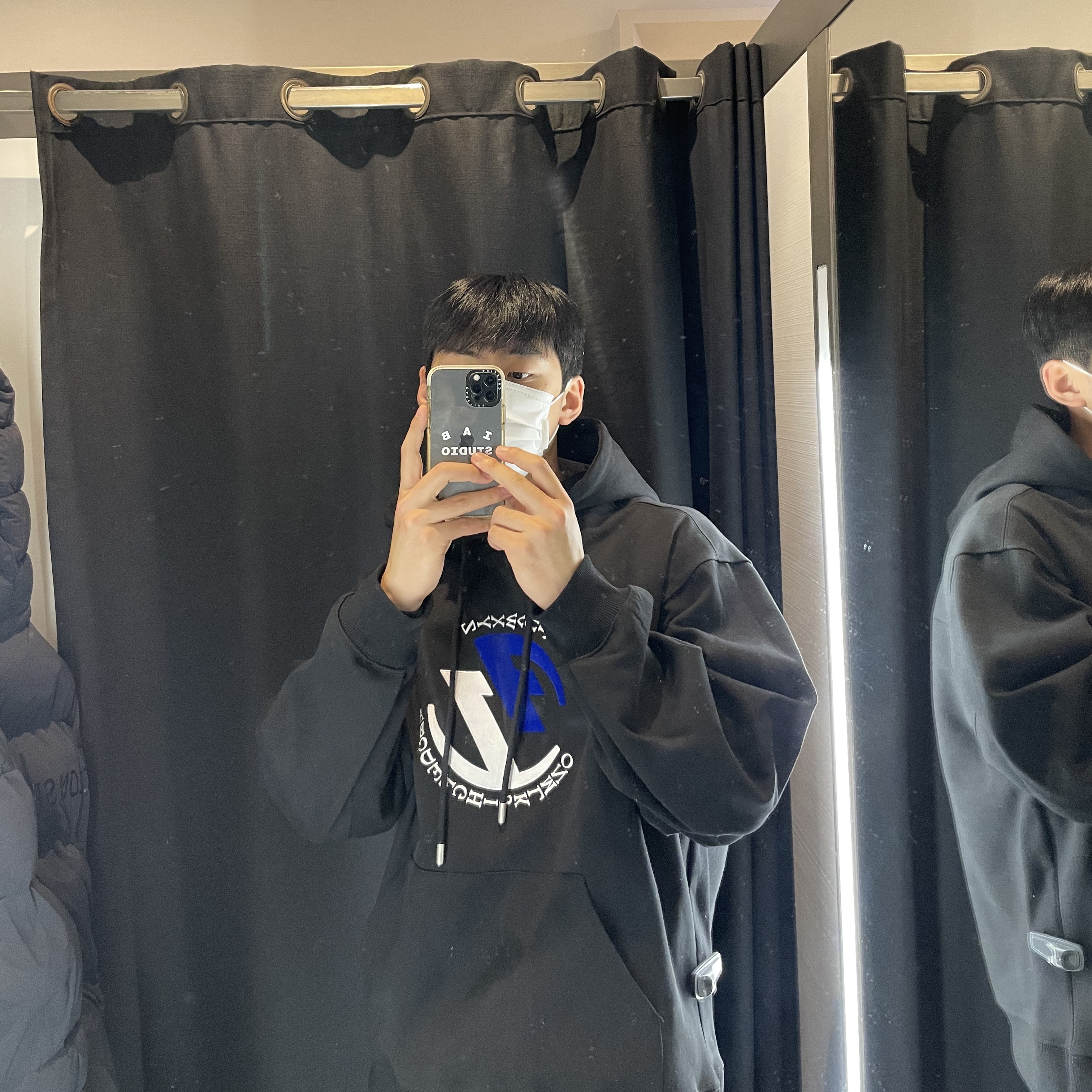 Zara x Ader Error Embroidery Hooded Sweatshirt Black 착용 스타일