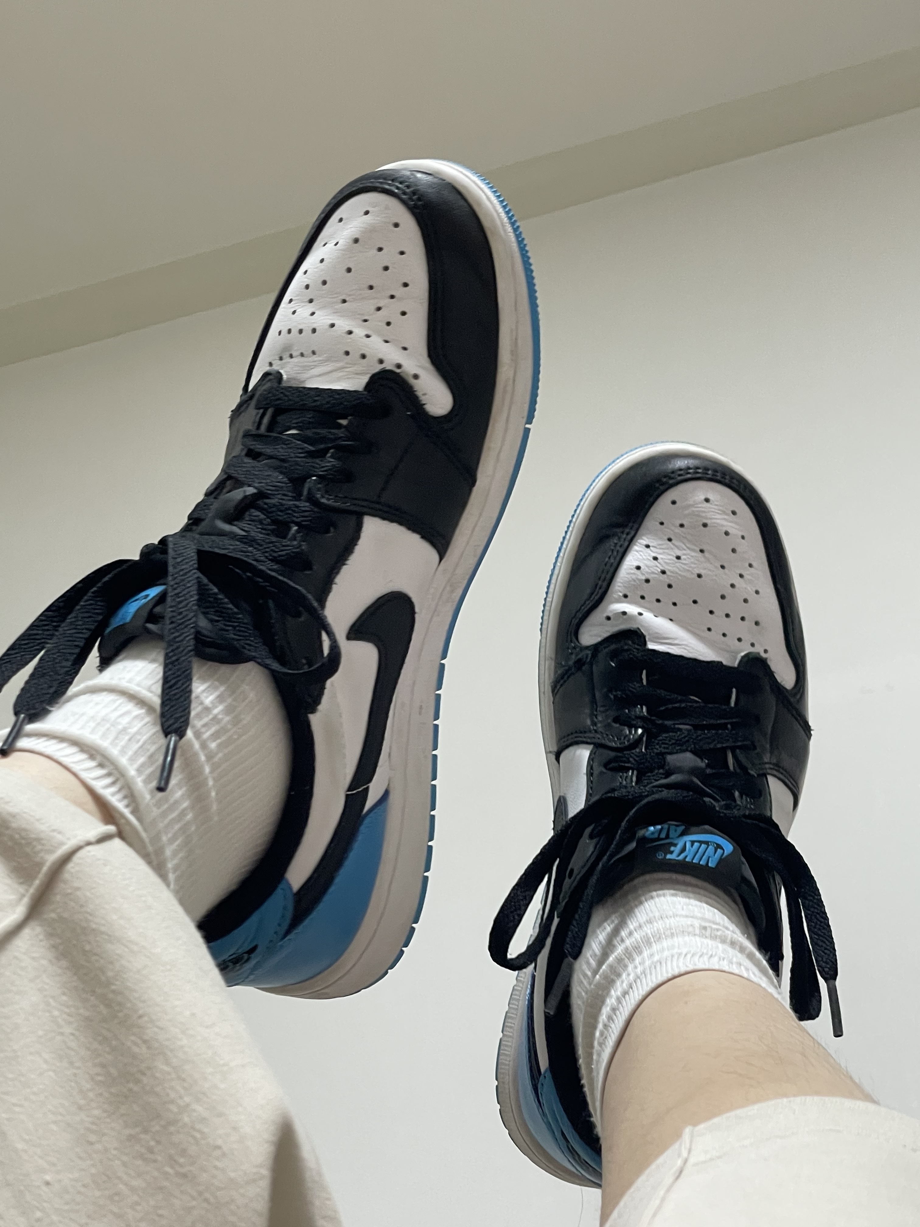 Jordan 1 Retro Low OG Black and Dark Powder Blue 착용 스타일
