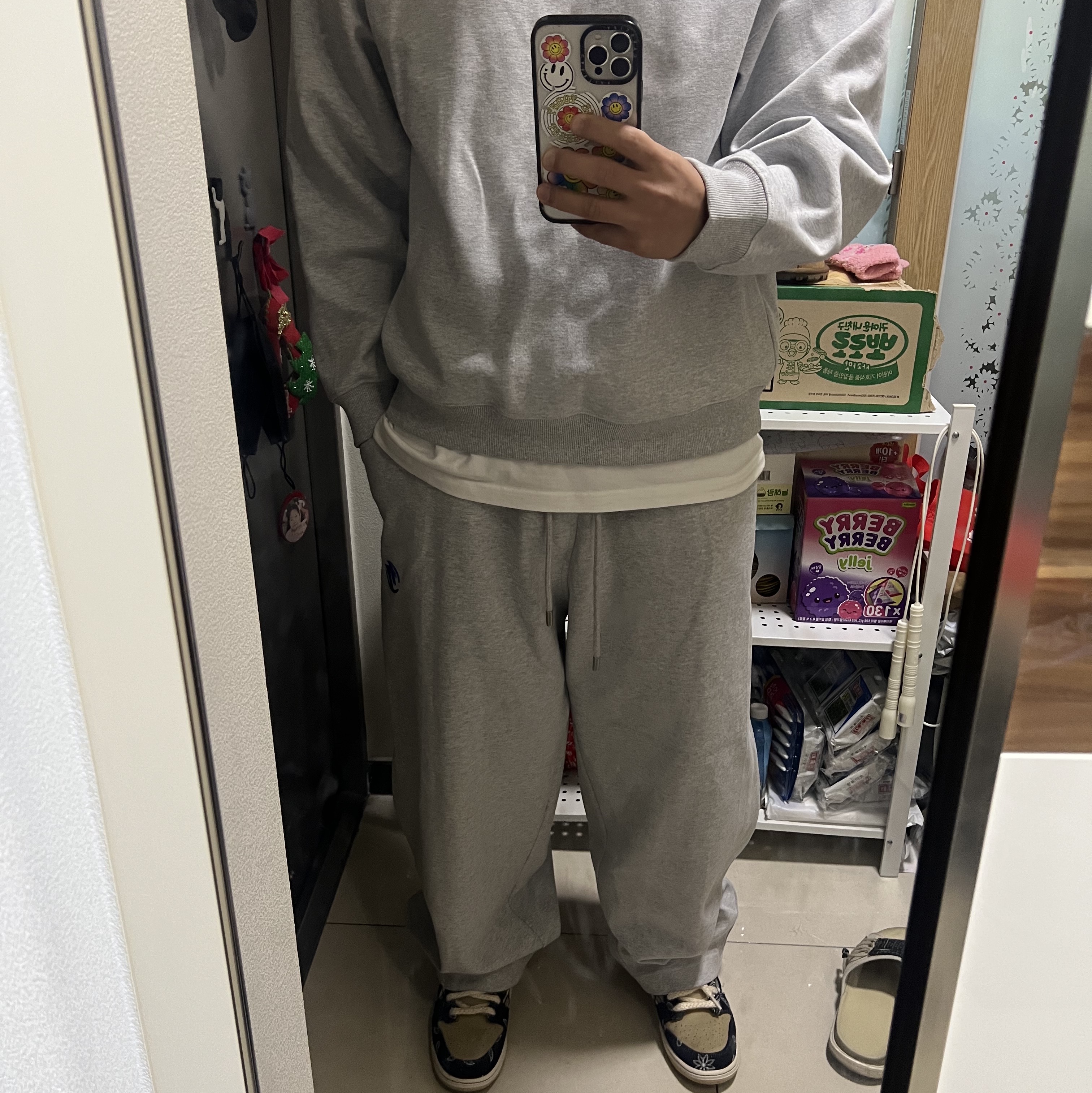 Zara x Ader Error Jogger Pants Grey, Zara x Ader Error Oversize Sweatshirt Grey 착용 스타일 - 1