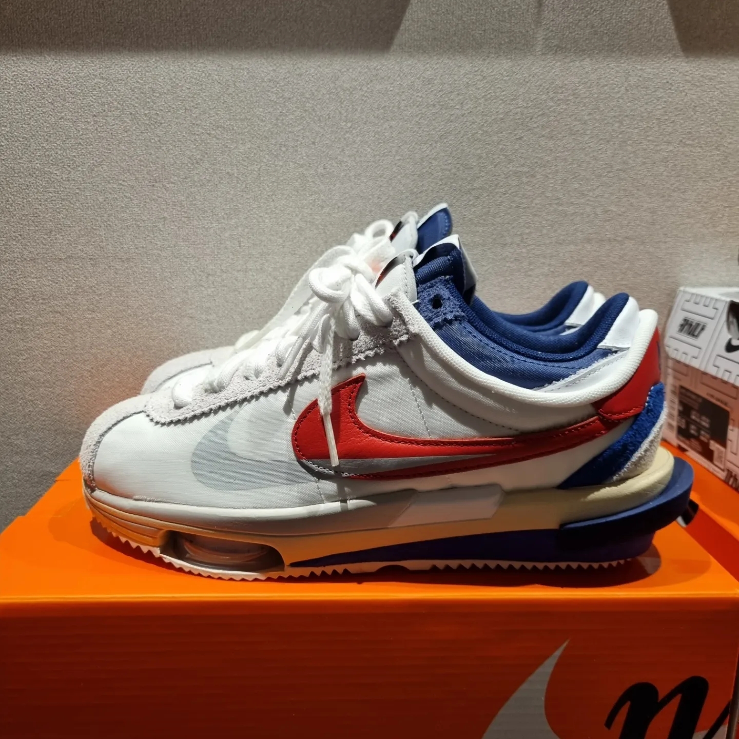 Nike x Sacai Zoom Cortez SP White and University Red 착용 스타일 - 1