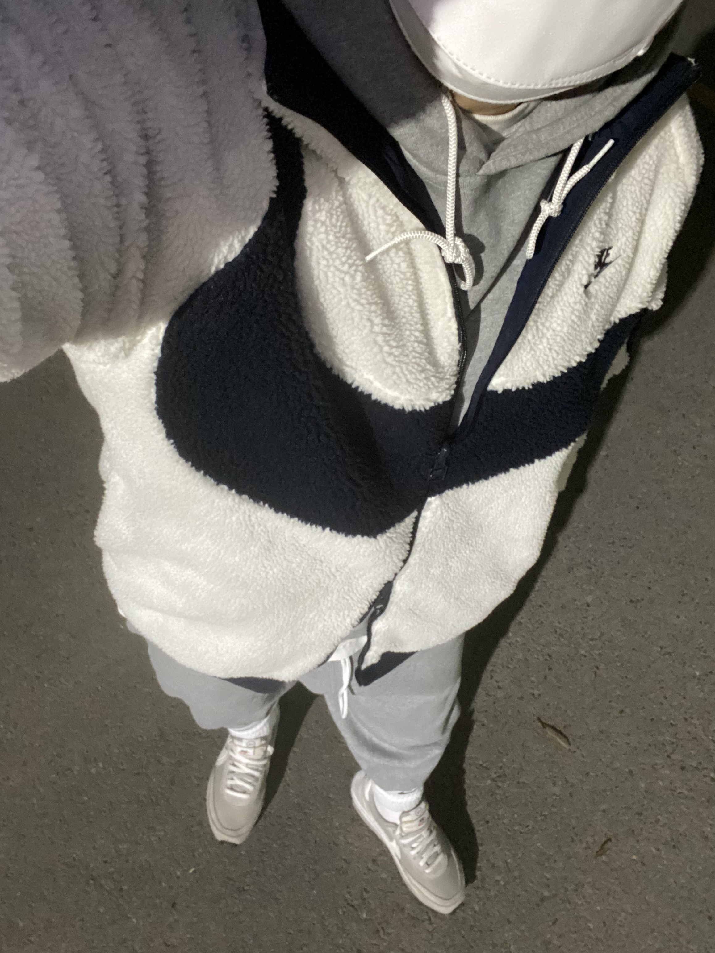 Nike Big Swoosh Full Zip Jacket White Navy, Nike x Sacai x Fragment LDWaffle Light Smoke Grey 착용 스타일