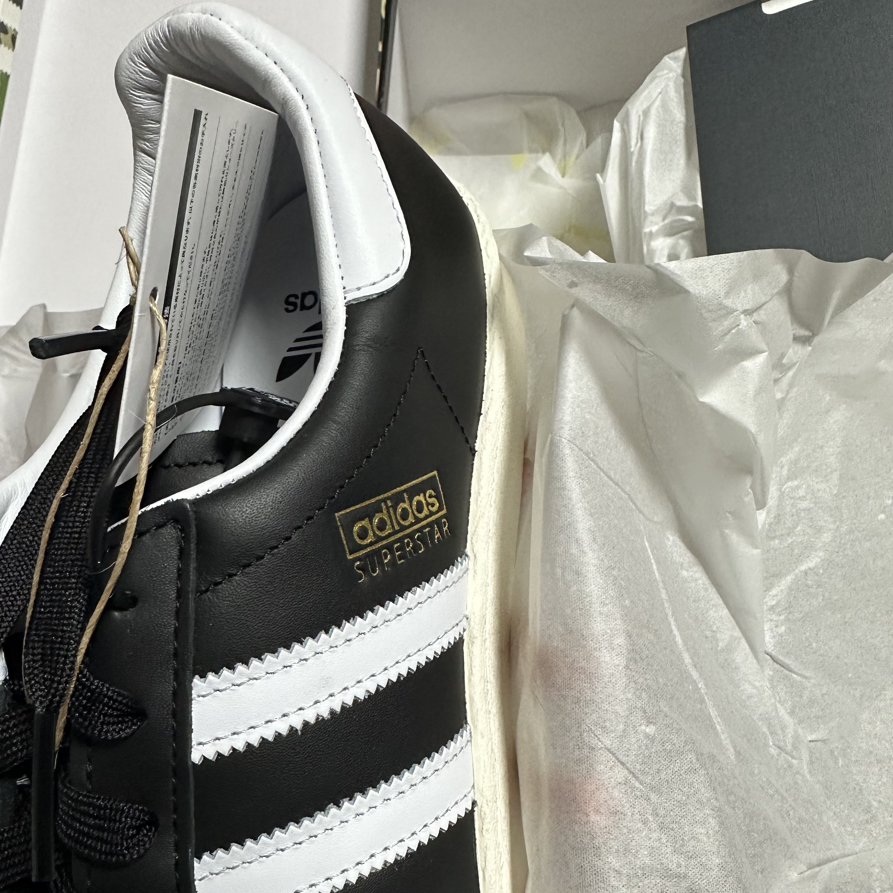 Adidas x BAPE Superstar 80s Core Black Off White 착용 스타일 - 3