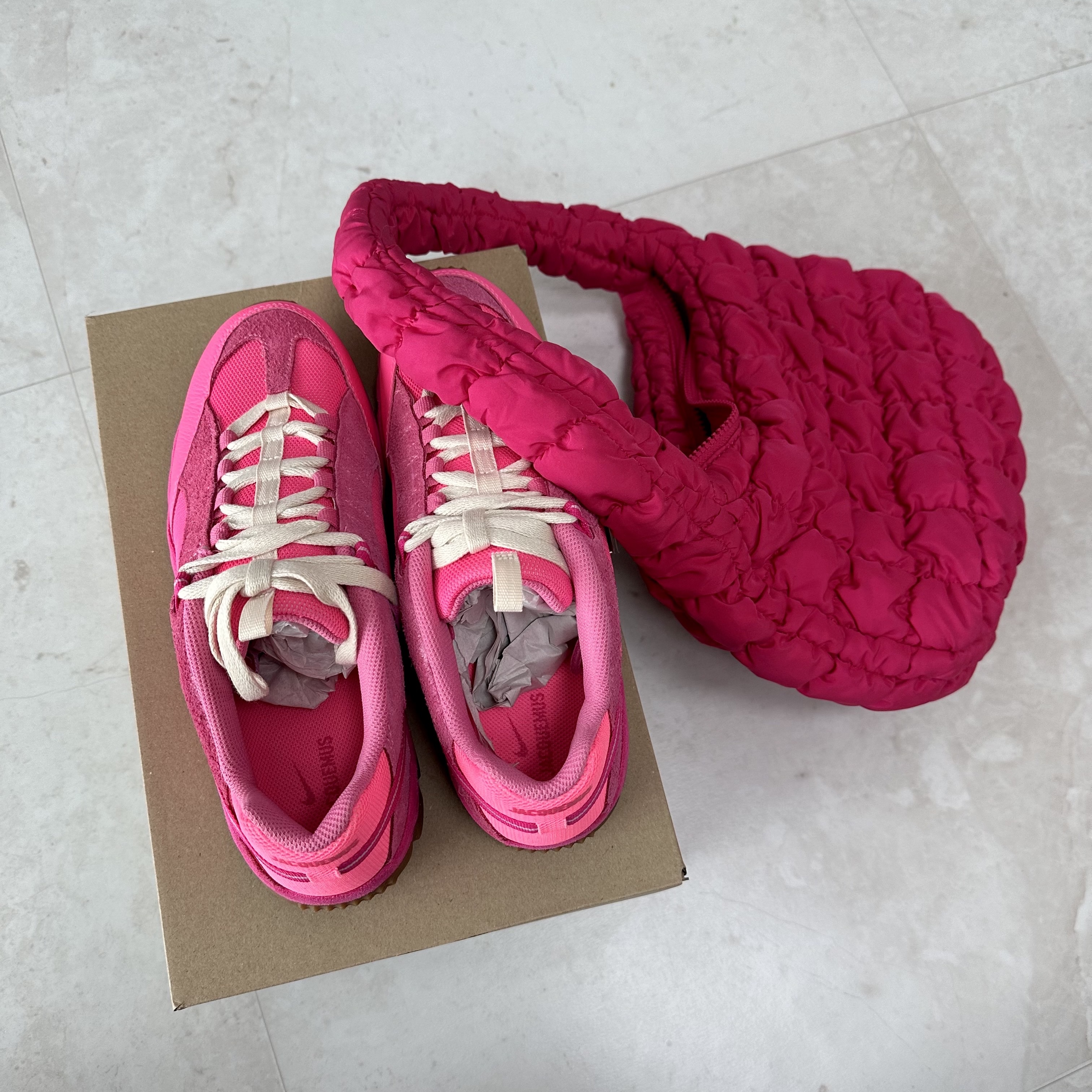 Nike x Jacquemus Air Humara LX Pink Flash, COS Quilted Mini Bag Pink 착용 스타일 - 3