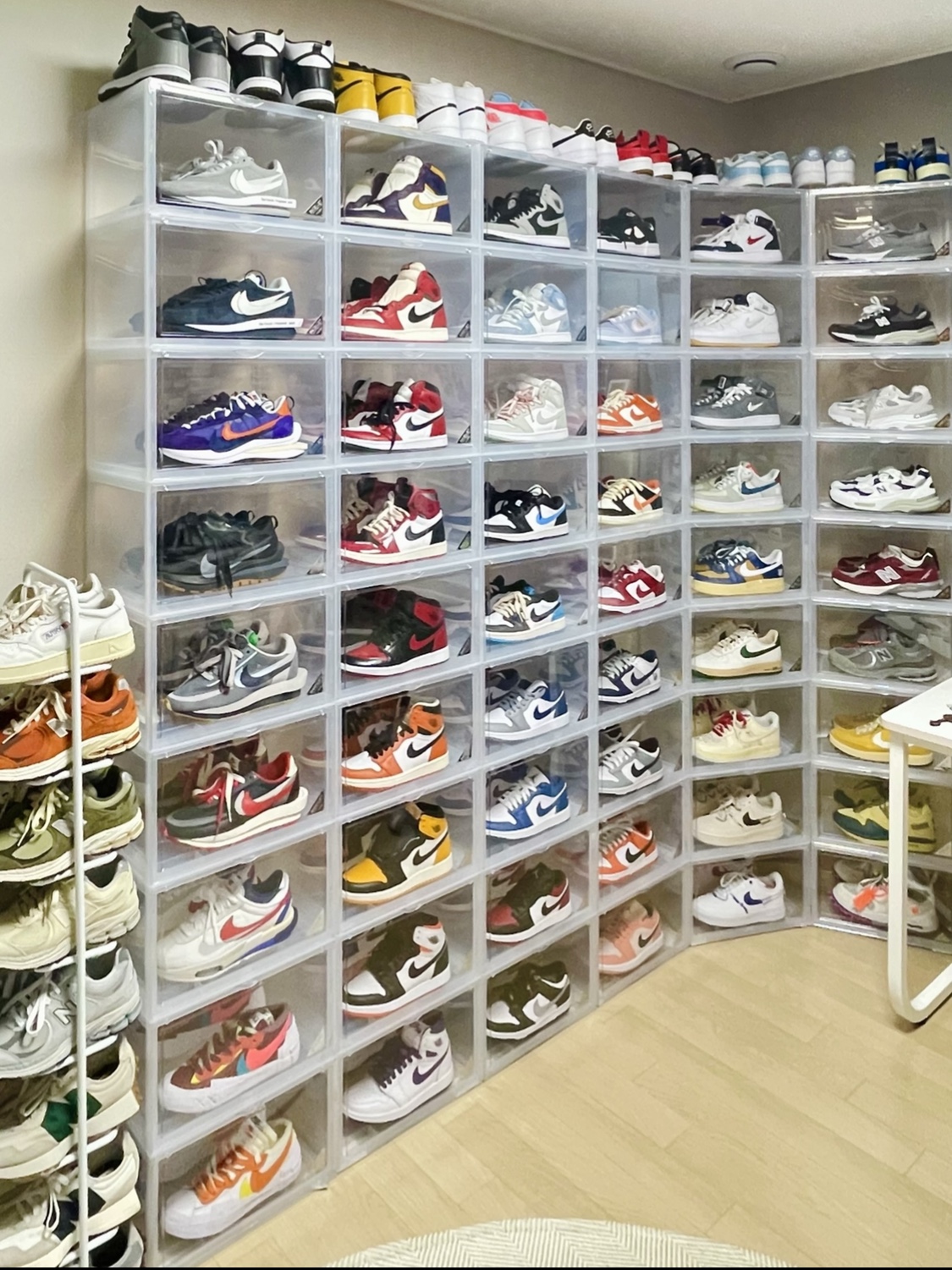 Nike x Sacai x Fragment LDWaffle Light Smoke Grey, Nike x Sacai Zoom Cortez SP White and University Red 착용 스타일