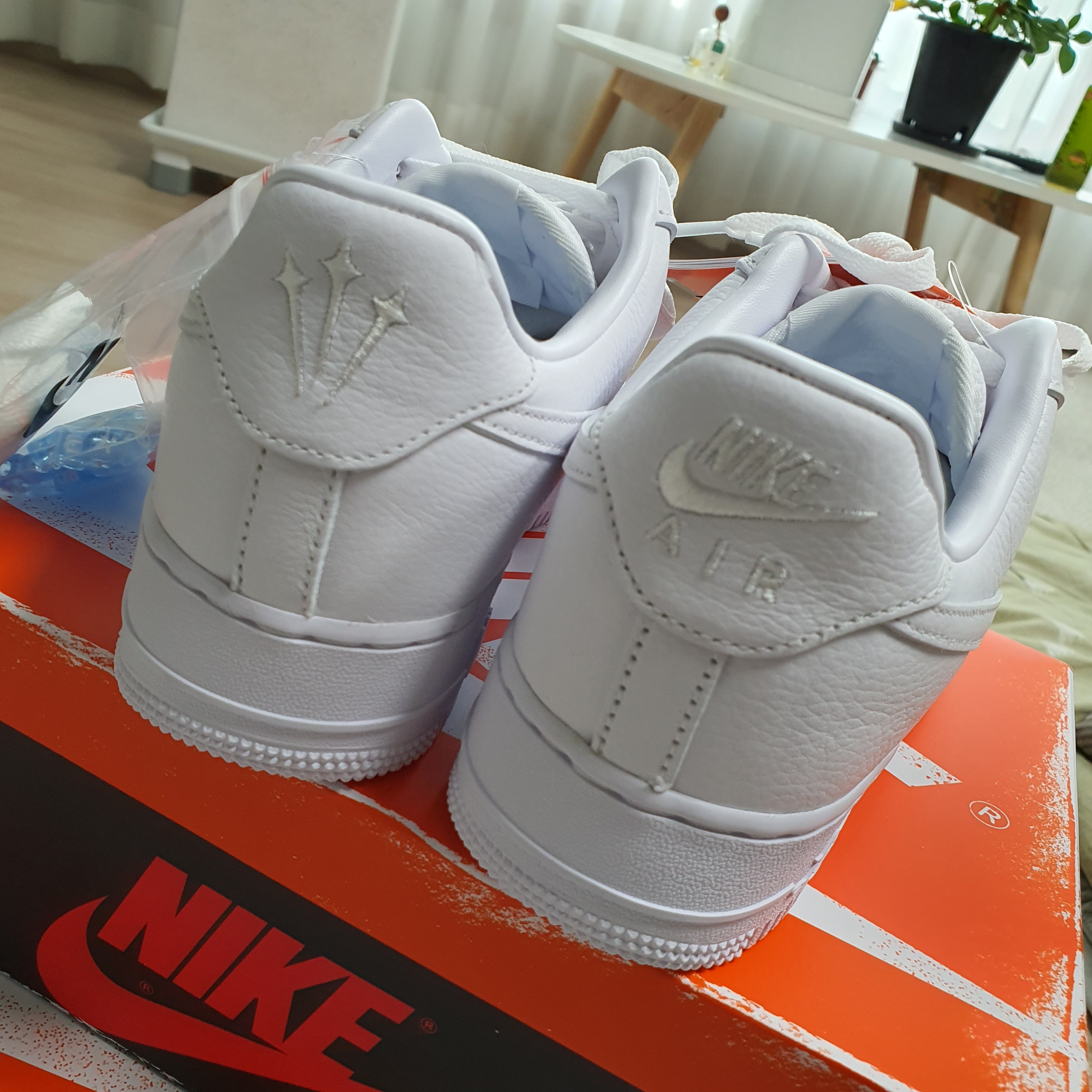 Nike x Drake Nocta Air Force 1 Low SP Certified Lover Boy White, Jordan 1 Retro High OG Chicago 2022 착용 스타일 - 3
