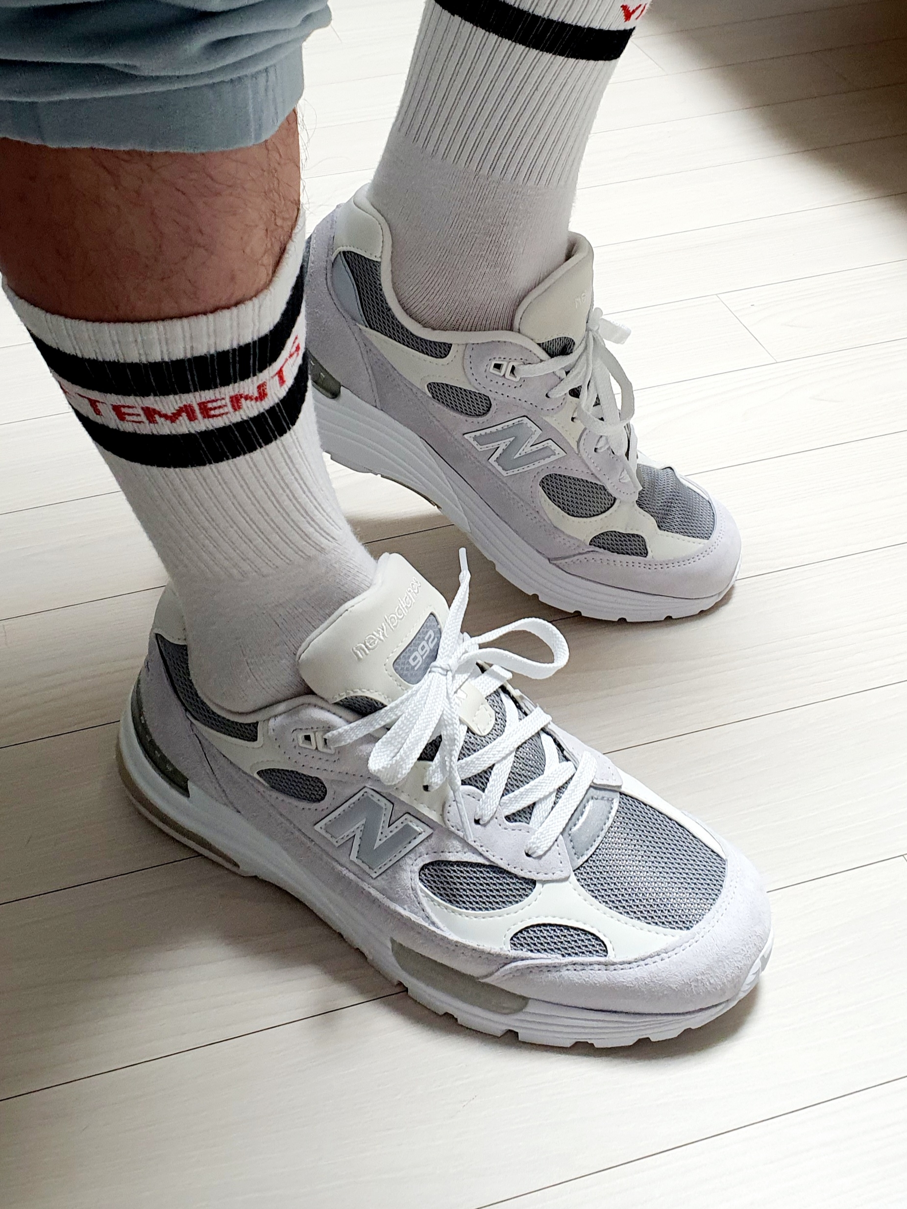 New Balance 992 Made in USA White Silver 착용 스타일 - 2