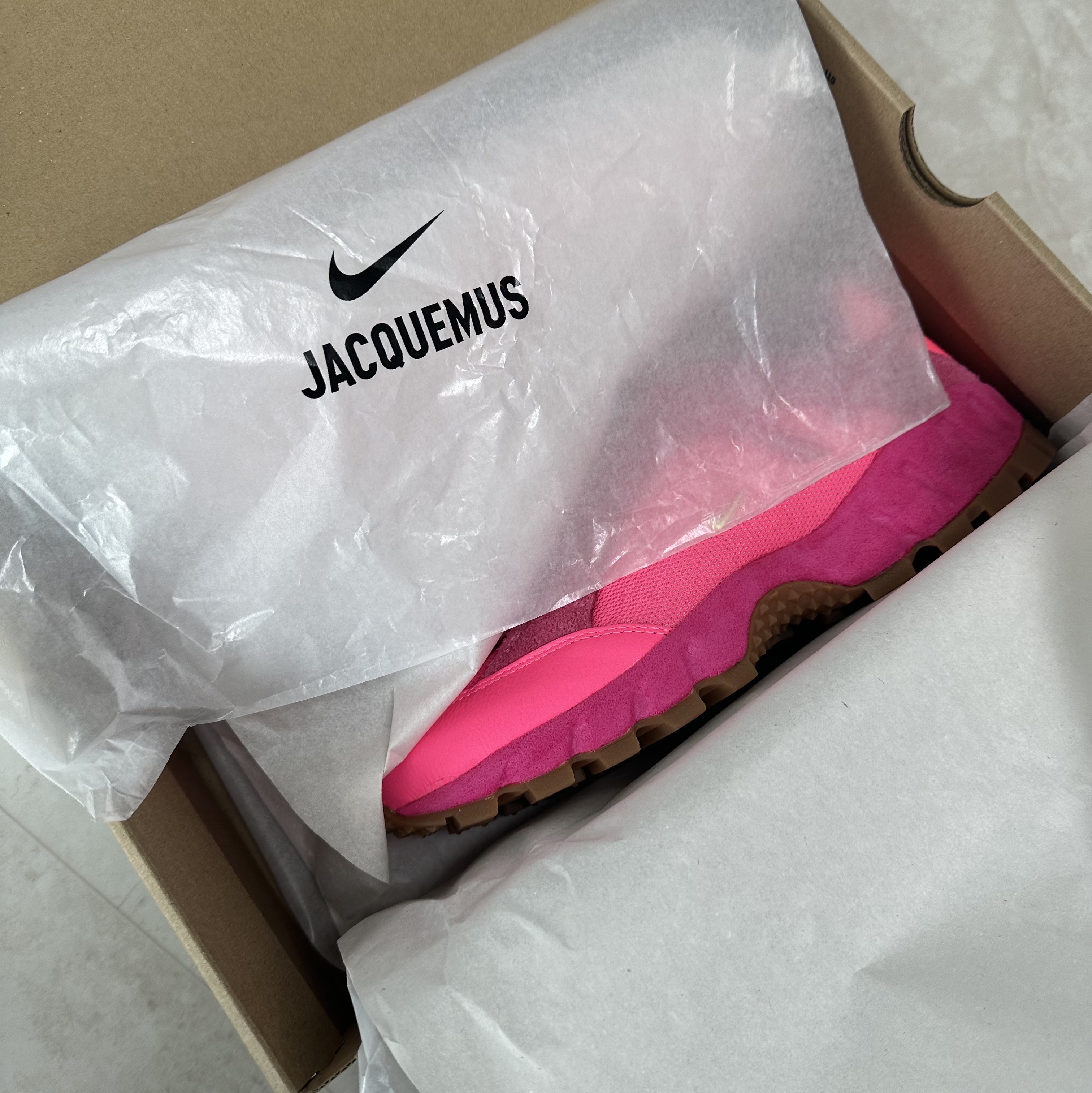Nike x Jacquemus Air Humara LX Pink Flash, COS Quilted Mini Bag Pink 착용 스타일 - 4