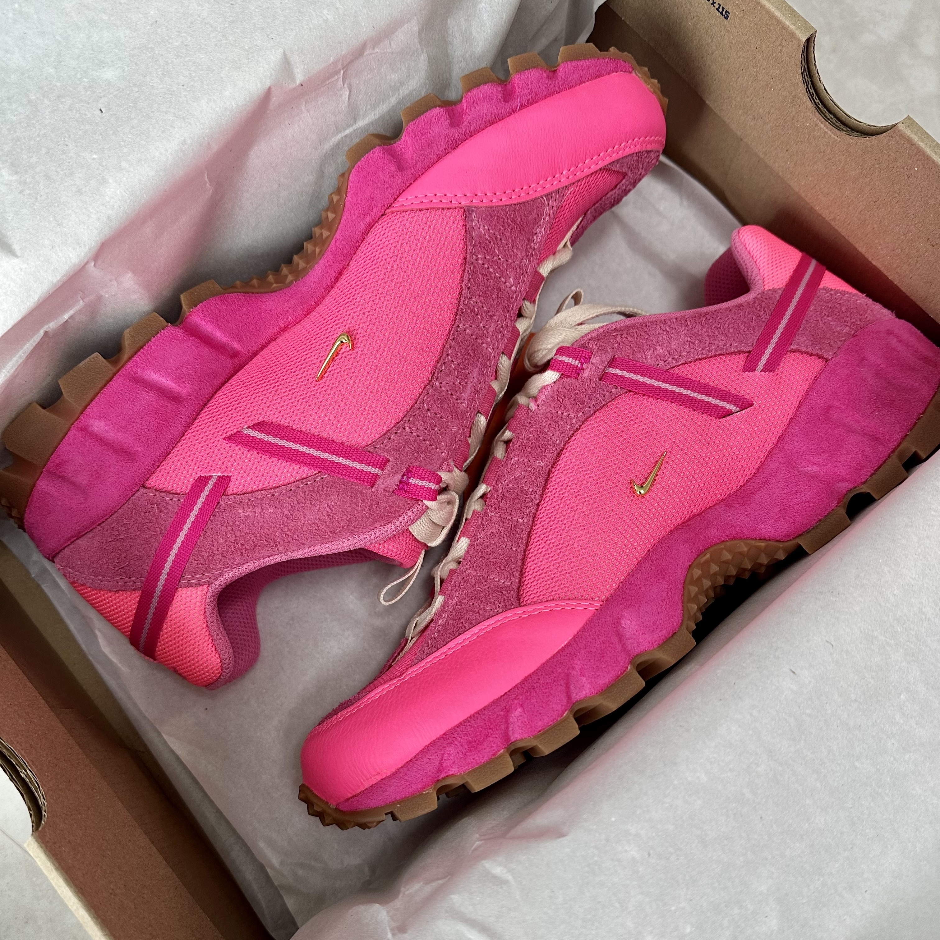 Nike x Jacquemus Air Humara LX Pink Flash, COS Quilted Mini Bag Pink 착용 스타일 - 1