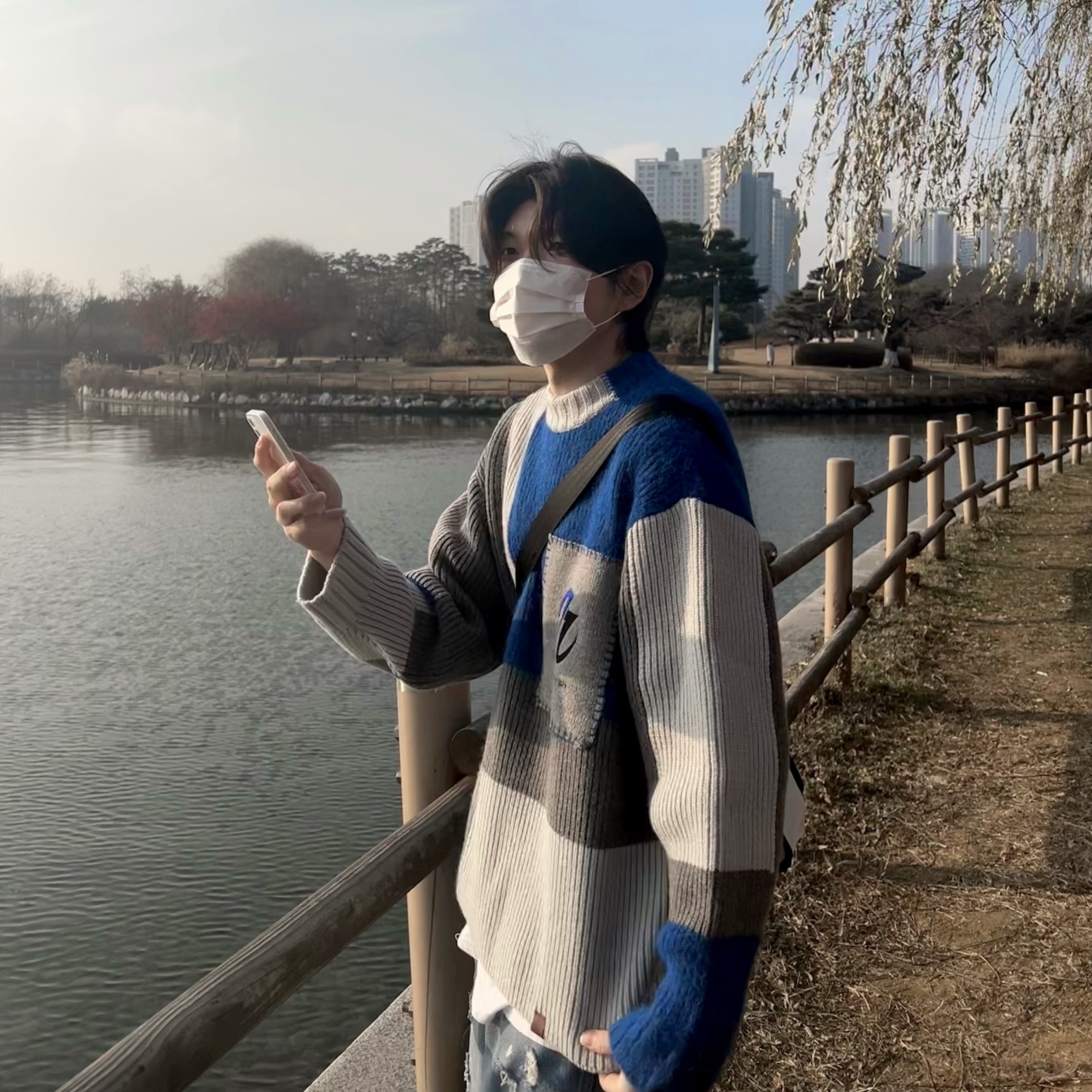 Zara x Ader Error Patchwork Oversize Knit Sweater Multicolor, Zara x Ader Error Patchwork Jeans Blue 착용 스타일 - 1