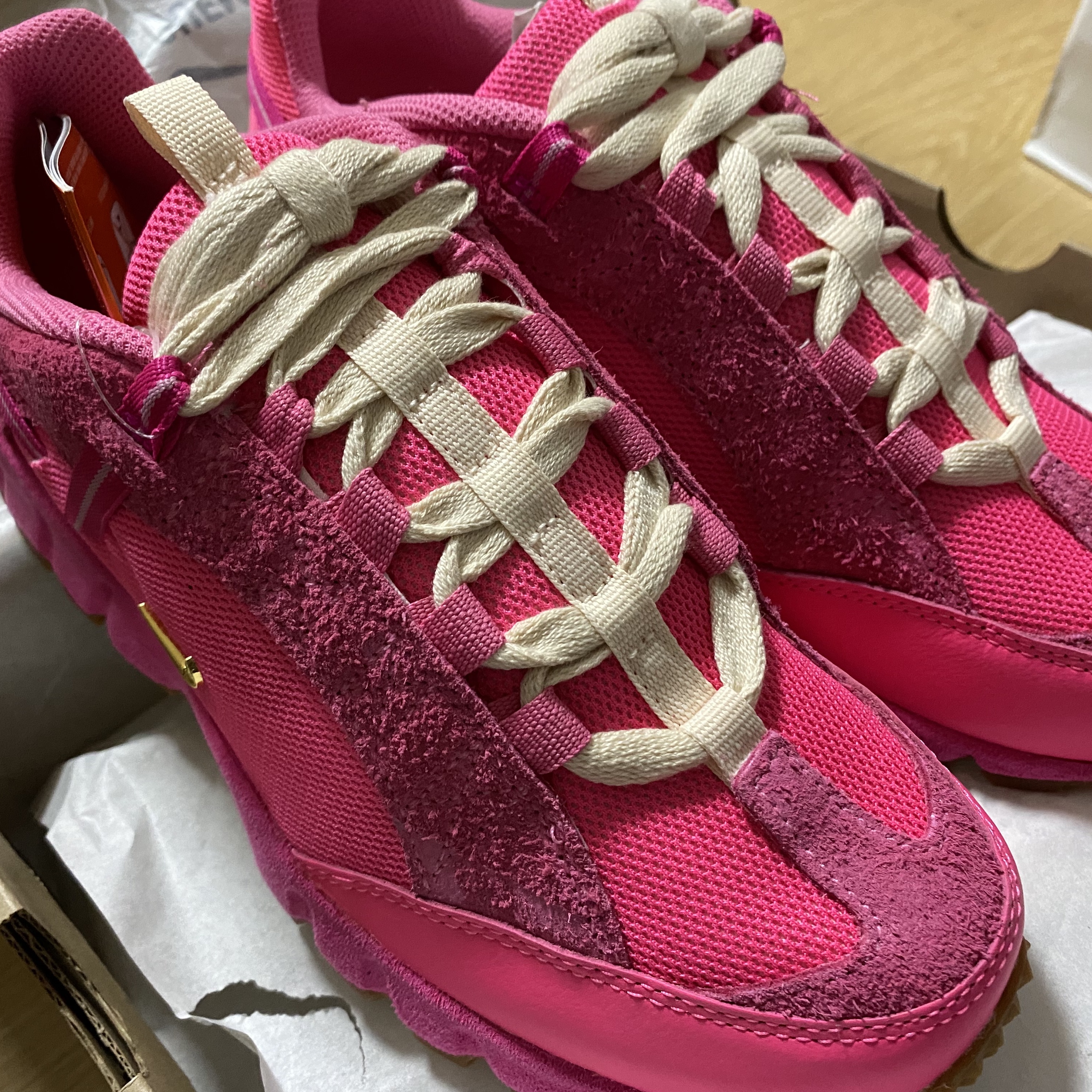 Nike x Jacquemus Air Humara LX Pink Flash 착용 스타일 - 4