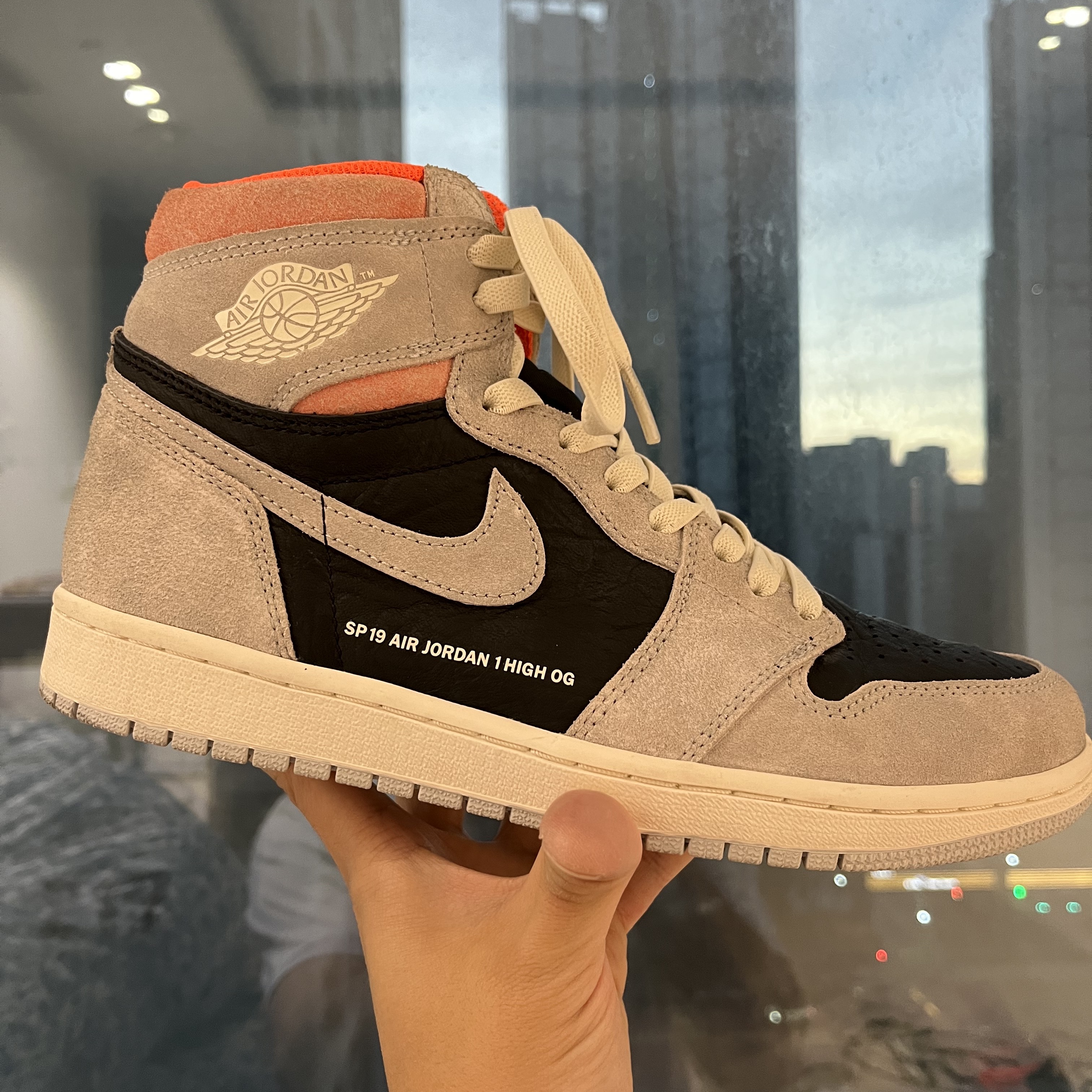 Jordan 1 Retro High Neutral Grey Hyper Crimson 착용 스타일 - 3