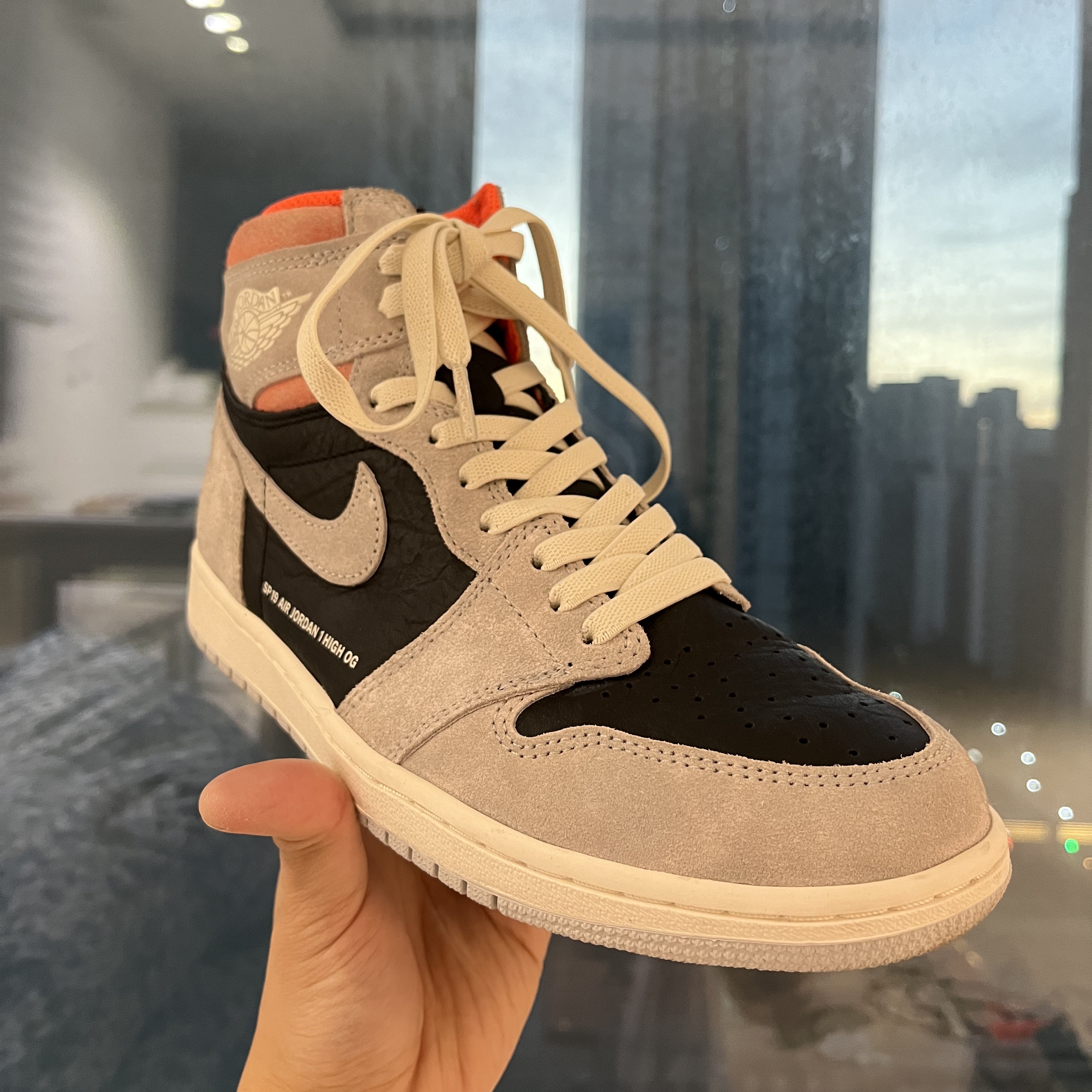 Jordan 1 Retro High Neutral Grey Hyper Crimson 착용 스타일 - 1