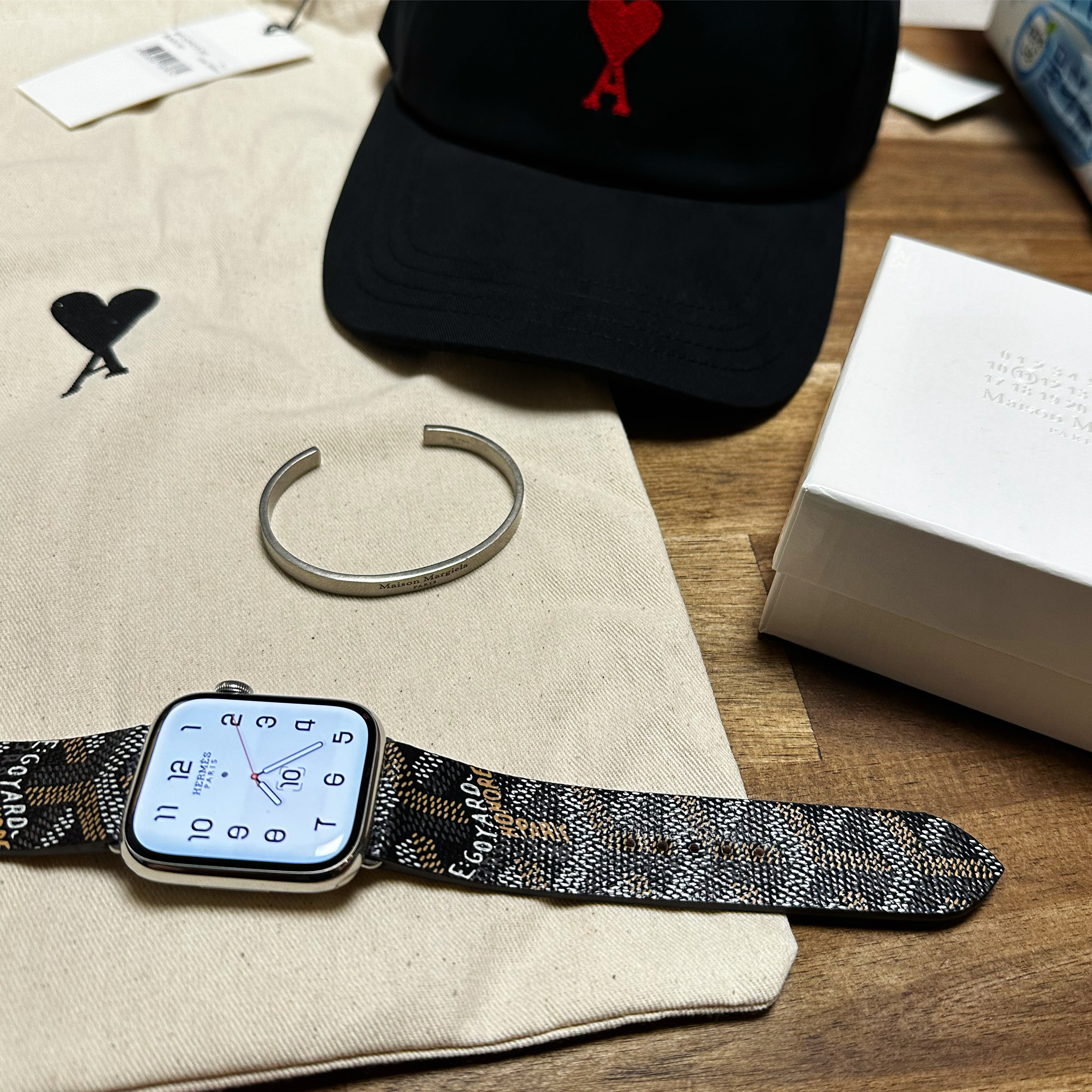 AMI de Coeur Embroidery Cap Black, Apple Watch Hermes Series 8 45mm Silver Stainless Steel Case with Single Tour Gold (Korean Ver.) 착용 스타일