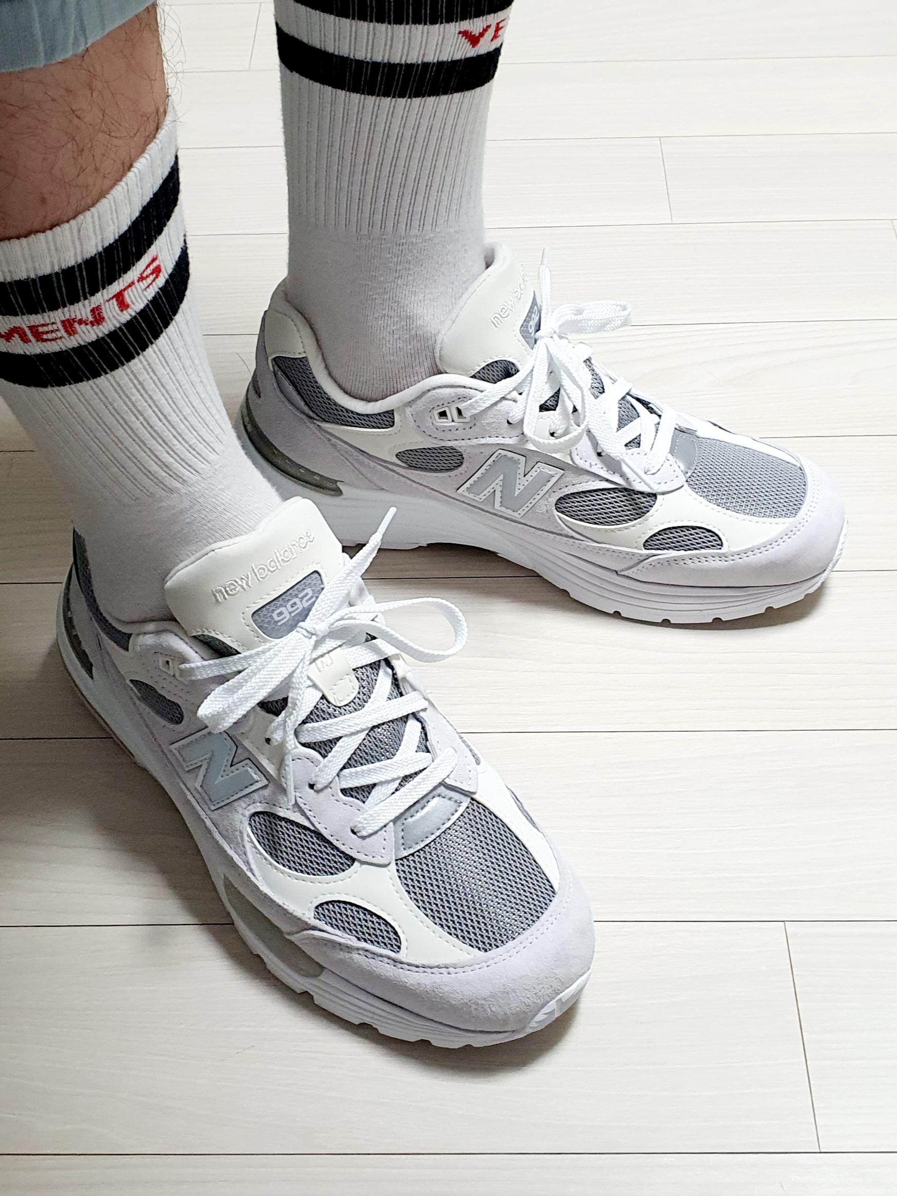 New Balance 992 Made in USA White Silver 착용 스타일 - 1